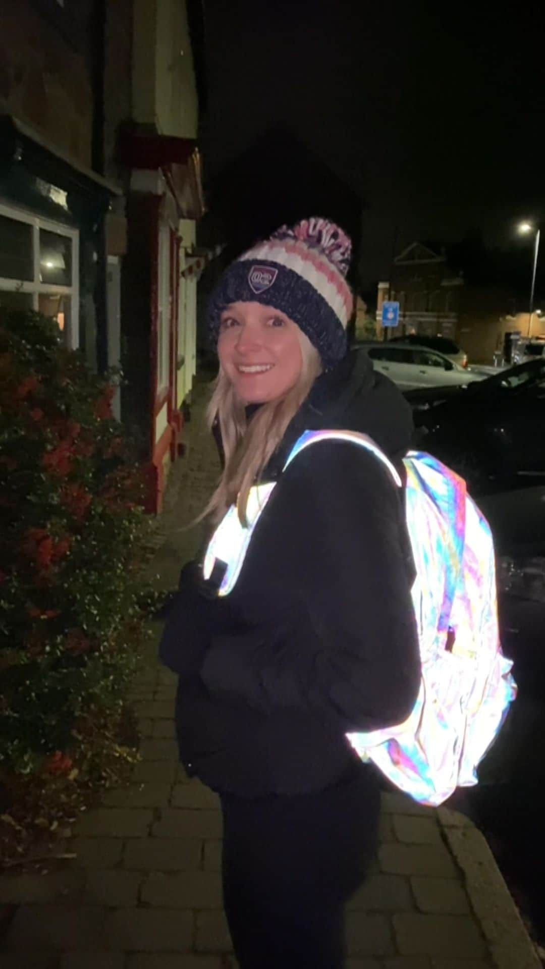 リアム・タンコックのインスタグラム：「Evening stroll with @caitmcclatchey rocking the @swimzi super bobble and number 1 backpack 🙌」