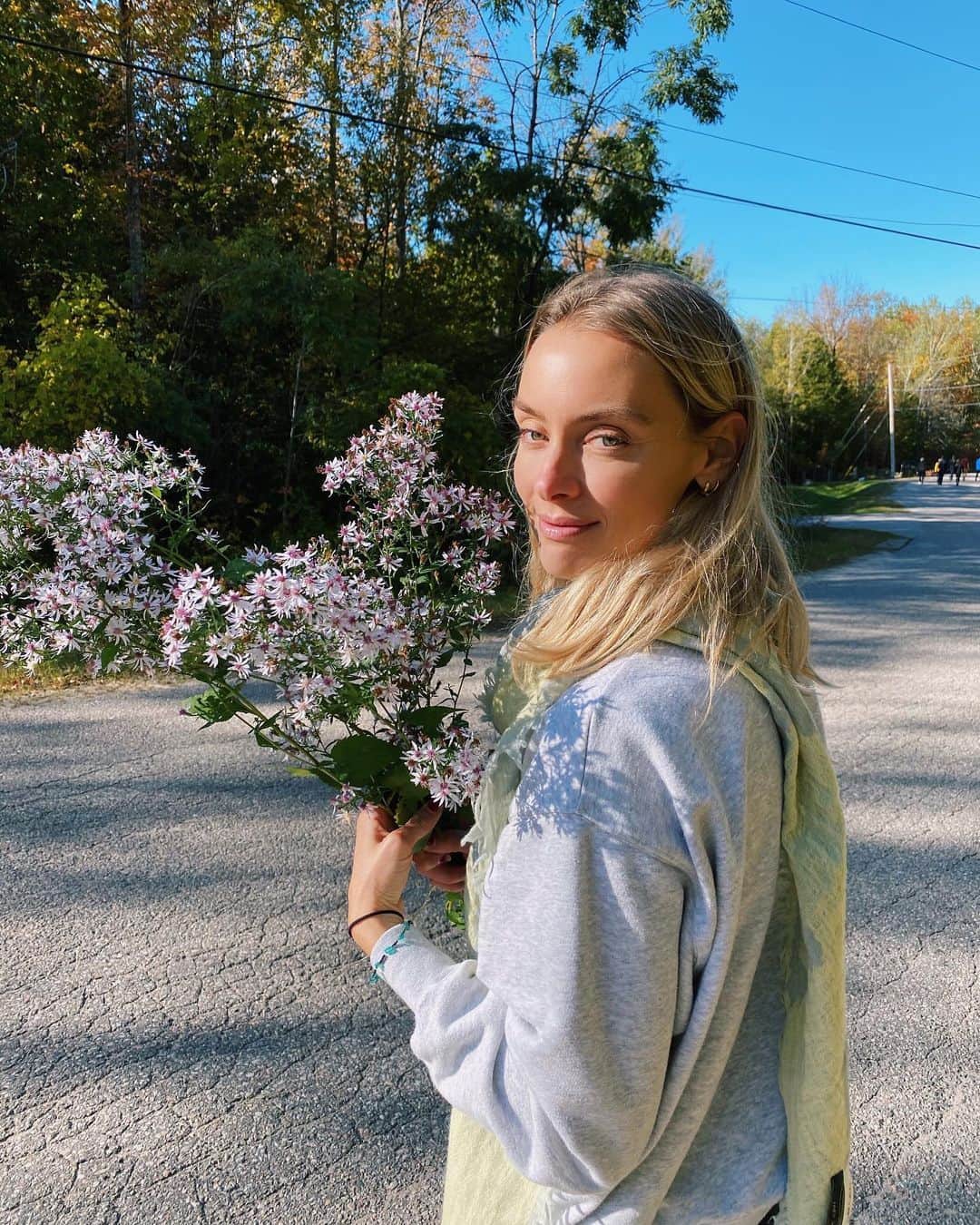 レイチェル・スカーステンのインスタグラム：「For you'll never be found in a perfectly tendered garden, you're an untameable wildflower in this wild world. Nikki Rowe」