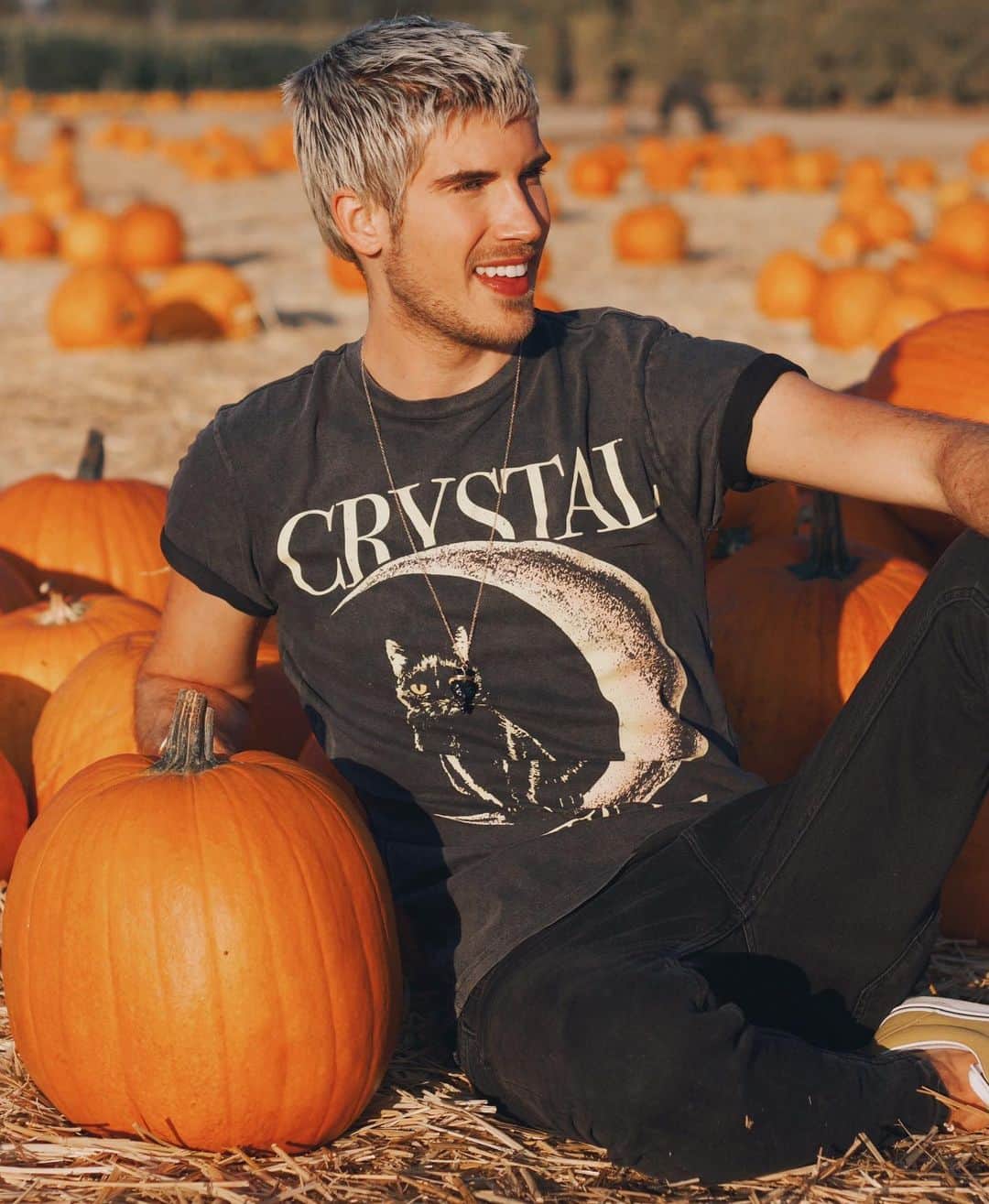 ジョーイ・グレーセッファさんのインスタグラム写真 - (ジョーイ・グレーセッファInstagram)「get in loser we’re going hexing. 🧙🔮 trick or treat yourself to the witchy new @crystalwolf collection before Sakura sues me 😳 link in bio!」10月17日 4時40分 - joeygraceffa