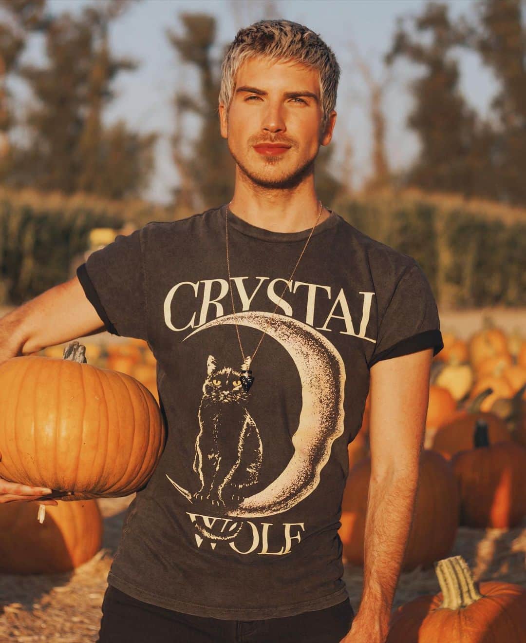 ジョーイ・グレーセッファのインスタグラム：「get in loser we’re going hexing. 🧙🔮 trick or treat yourself to the witchy new @crystalwolf collection before Sakura sues me 😳 link in bio!」