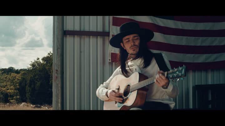 のインスタグラム：「The video for “Texas Dream” is out now (link in bio). Huge thank you to director @gianennio and co-producer @sirjohnnydanger for bringing this to life. A lot of laughs and tears were involved and I couldn’t be happier sharing it with you. Big thank you to @nobodys.dreamgirl for inspiring it.」