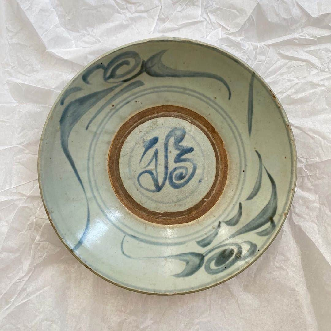 NATALIE LIAOさんのインスタグラム写真 - (NATALIE LIAOInstagram)「My most favorite new in. A mid 18th century (Qing Dynasty) Ming dynasty style plate with classic brown, blue and white glaze. And the character 福 meaning fortune, written in traditional calligraphy in the middle. My serious ceramic collection starts now 🥰」10月17日 4時41分 - fongminliao