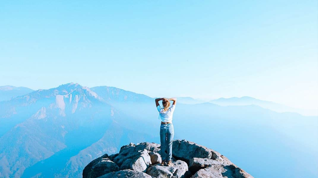 マッケンジー・モージーのインスタグラム：「small + in awe  • • • #birthdaymission #sequoianationalpark #roadtrip #california @footagebyfernyyy」