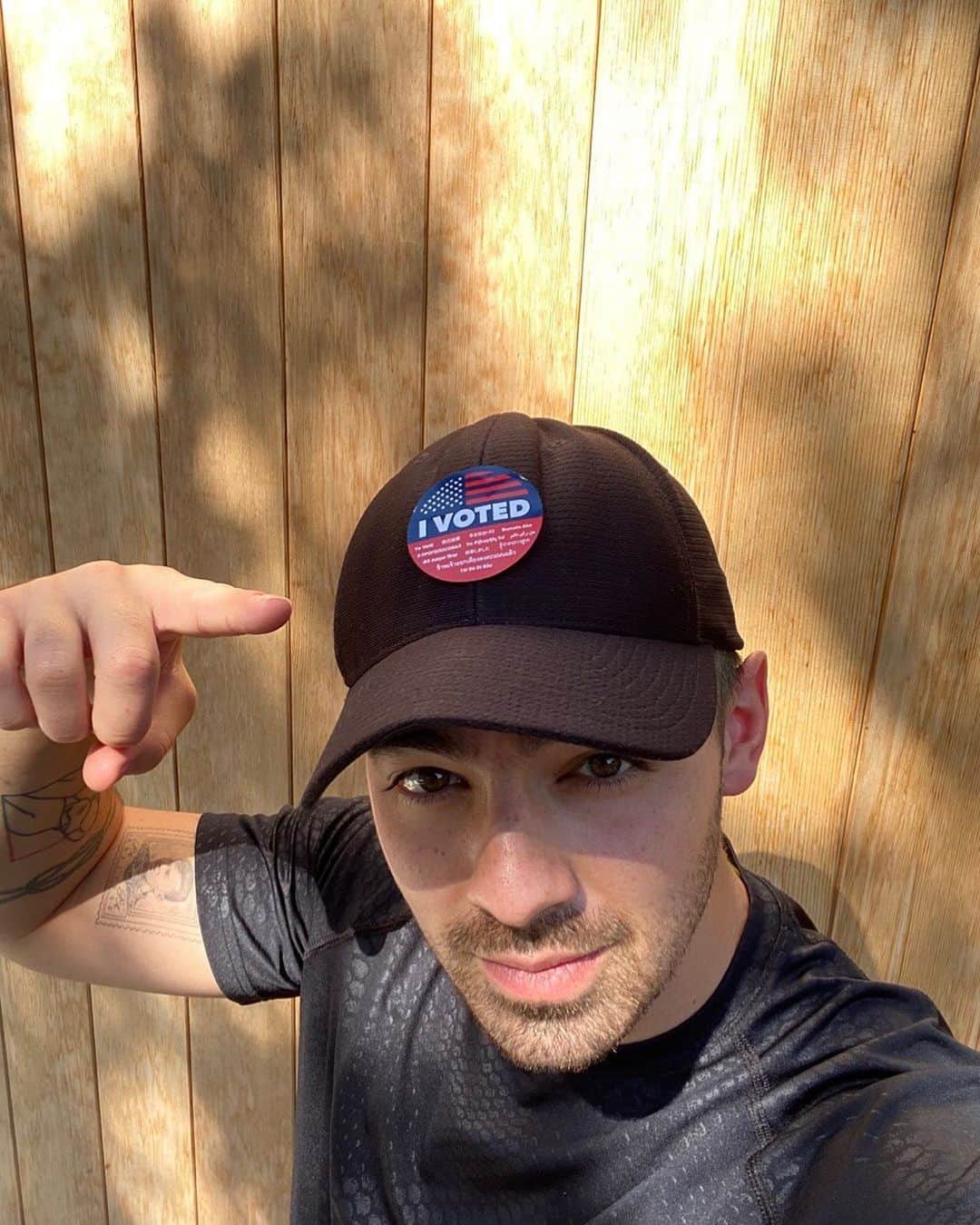 ジョー・ジョナスのインスタグラム：「Challenge accepted @MichelleObama 😎 I challenge @officiallymcconaughey @wilmervalderrama and @diplo to get their #VotingSquad together. Let's get it!!!!」