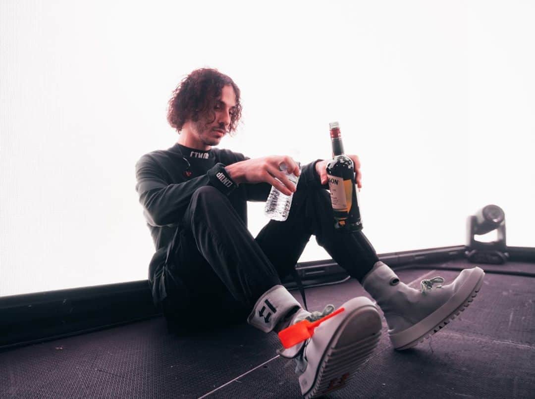 ブランドン・フーバーさんのインスタグラム写真 - (ブランドン・フーバーInstagram)「Thinking about how bad the “bangover” is gonna be tomorrow 😖🆘 Link in bio for our live stream performance today tune in emos」10月17日 5時06分 - brandonhoover