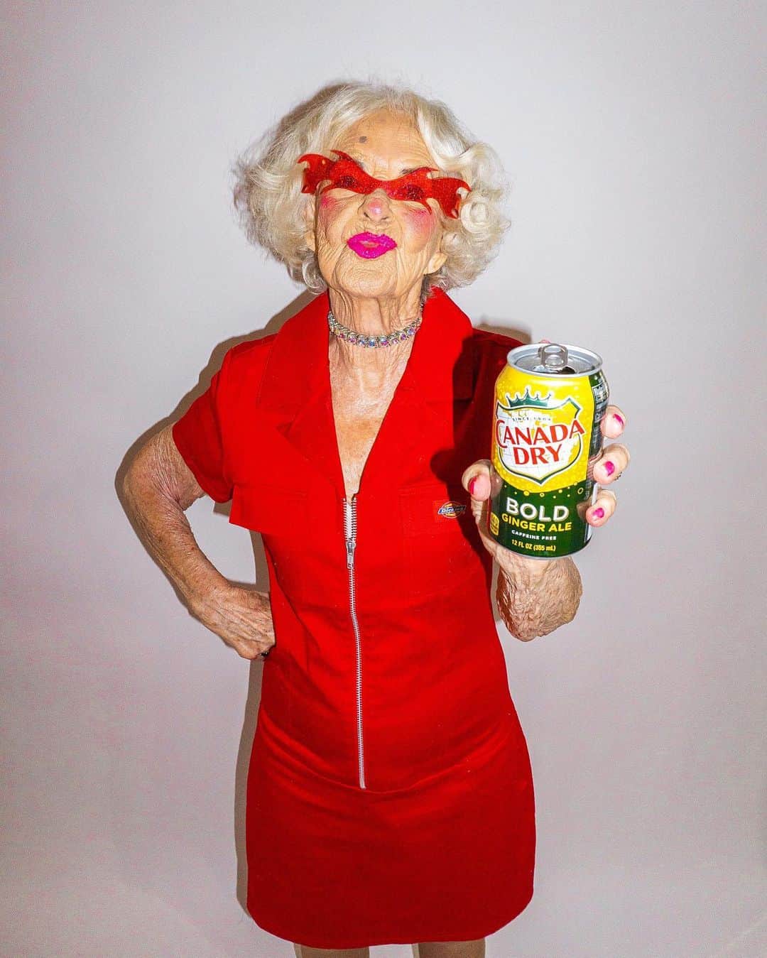 ファンキーグランマのインスタグラム：「New Canada Dry Bold Ginger Ale is definitely not your grandma’s ginger ale! It keeps me Bright ❤️ Bold 💚 Beautiful 💛 #canadadrybold #notyourgrandma #ad」