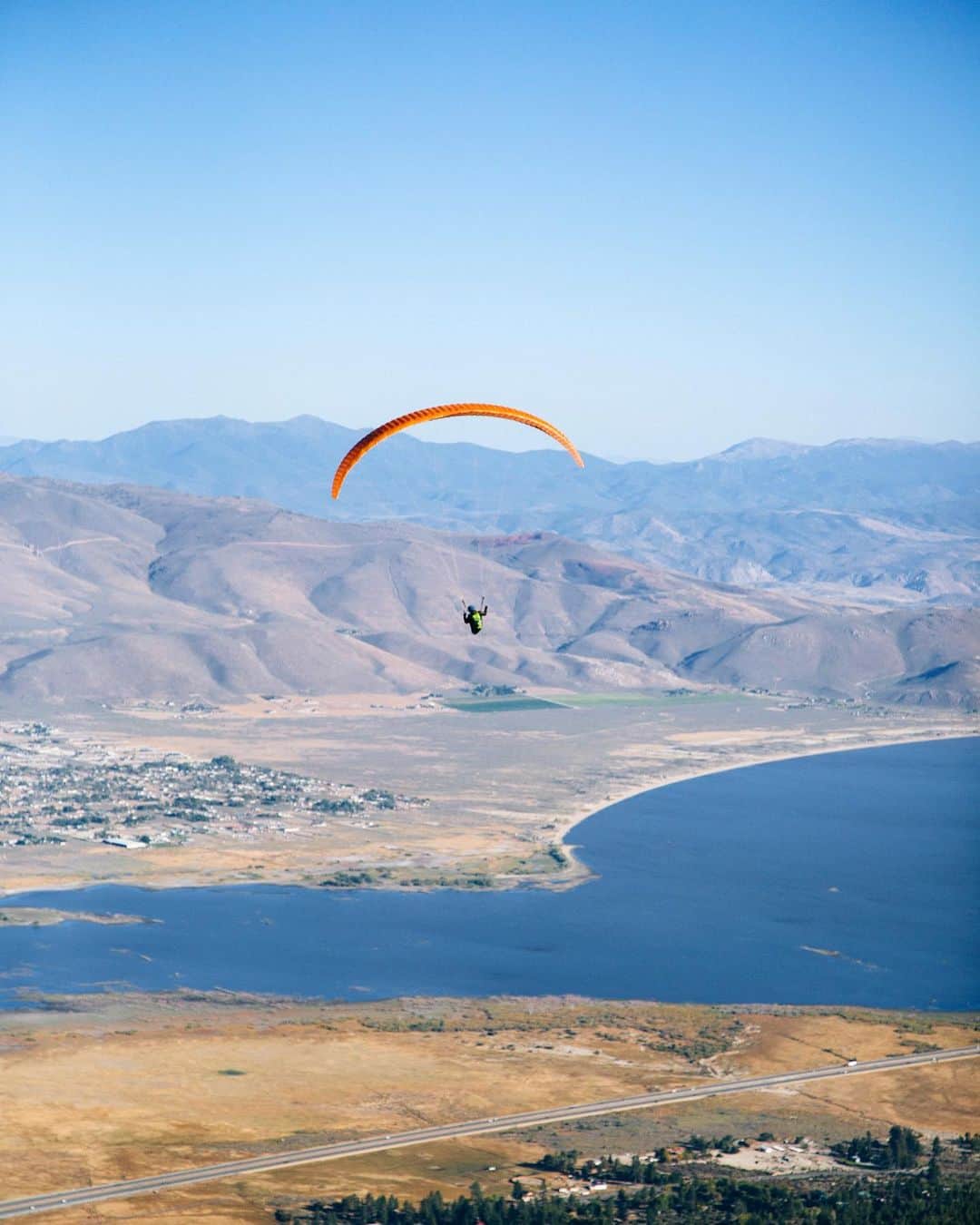 ローレン·ランドルフのインスタグラム：「Paragliding Pilot: Patrick Joyce, taking off from Slide Mountain and landing in Washoe Valley.」