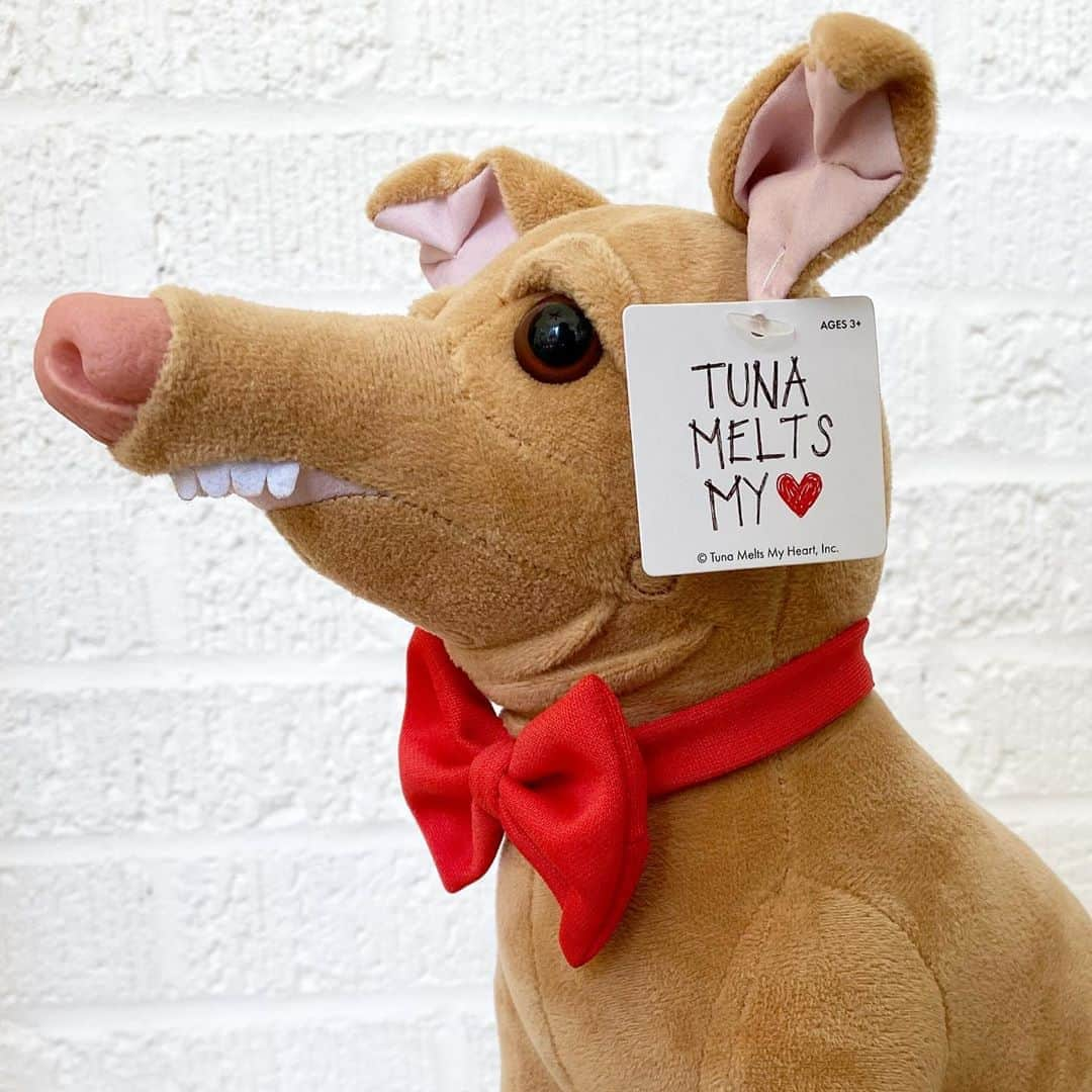 Tuna {breed:chiweenie} さんのインスタグラム写真 - (Tuna {breed:chiweenie} Instagram)「Introducing the new 2021 Tuna calendar! We’re calling it The Essential Edition because we wanted to honour everyone who has been working tirelessly and putting themselves at risk to keep the world operating. This is by far our favourite calendar and we really think you’re going to love it too! This goes on pre-sale in the coming weeks, as does his plush, so make sure to sign up to get on the pre-sale list by going to the link in Tuna’s bio. If you’ve already done that, no need to do it again. Or turn on Tuna’s notifications so you don’t miss the announcement when we post about it!」10月17日 5時15分 - tunameltsmyheart