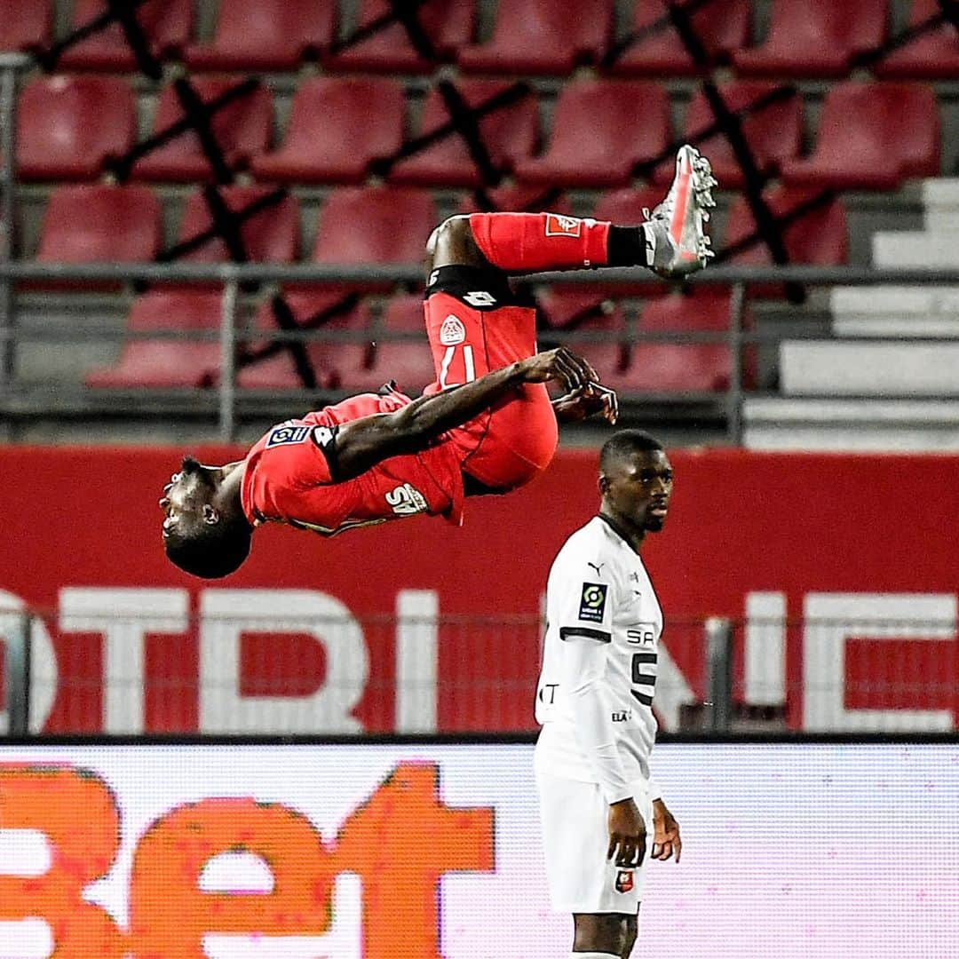 リーグ・アンさんのインスタグラム写真 - (リーグ・アンInstagram)「Le @dfco_officiel accroche le @staderennaisfc (1-1) dans le match inaugural de la 7e journée de #Ligue1UberEats 🤝  #DijonFCO hold #StadeRennais (1-1) in the opening match of Round 7 in @ligue1ubereats ⚔️」10月17日 5時09分 - ligue1ubereats