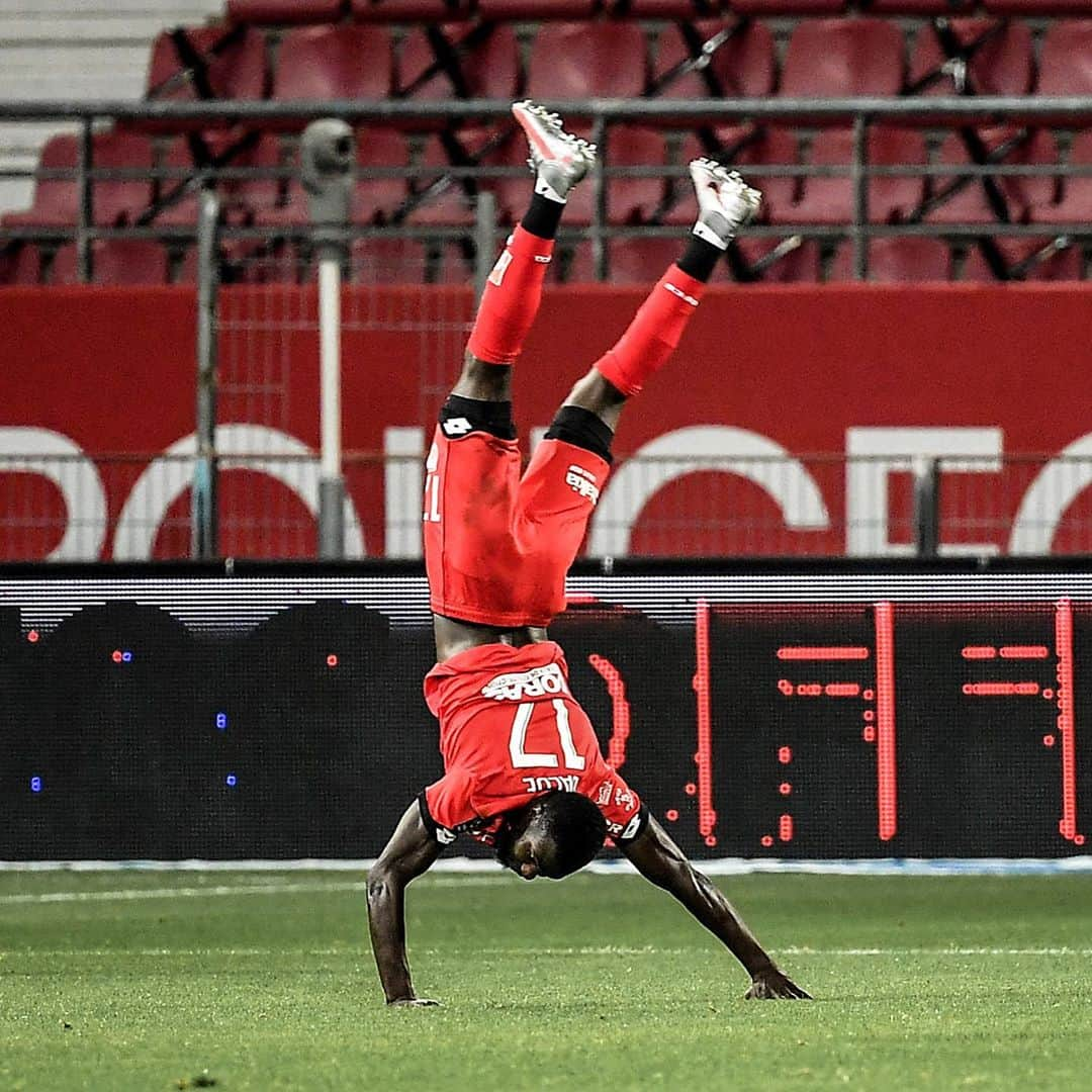 リーグ・アンさんのインスタグラム写真 - (リーグ・アンInstagram)「Le @dfco_officiel accroche le @staderennaisfc (1-1) dans le match inaugural de la 7e journée de #Ligue1UberEats 🤝  #DijonFCO hold #StadeRennais (1-1) in the opening match of Round 7 in @ligue1ubereats ⚔️」10月17日 5時09分 - ligue1ubereats