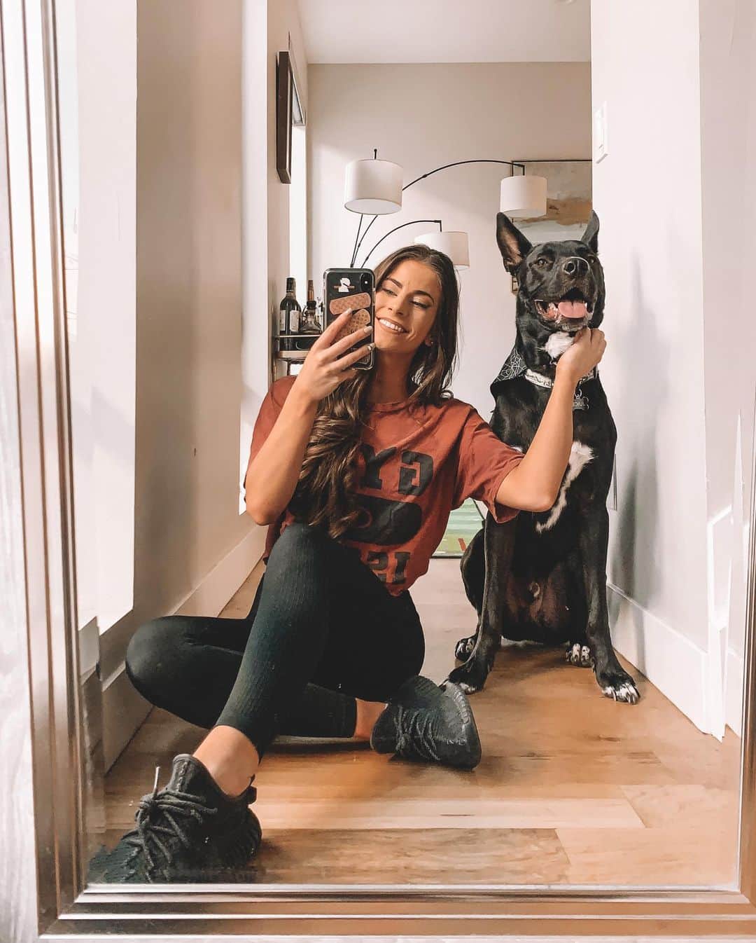 のインスタグラム：「Took my Juice Man on a run today 🥺😍 he was so confused because usually our walks consist of me making him slow down. His only speed is turbo, so he was loving it today 😂❤️ I cant wait to get him a backyard so he can run around freely forevaaaa!  I never ever run outside *fun fact I used to run all the time & did a half marathon in 2013* but this weather was just calling my nameeee! The most perfect time of year 😭 I never want it to end.  Also swipe to see my photo trick for dogs lol - hold a treat in your hand until they get so fed up they just steal it 😫  Happy Friday angels 🍂🤍」