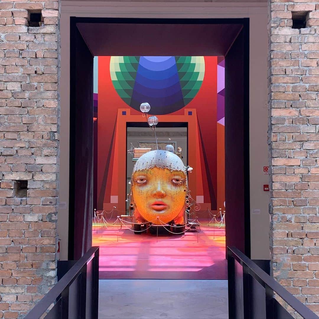 osgemeosのインスタグラム：「PORTAL detalhe da escultura mulher, na exposição “SEGREDOS”  A mostra tem sua estréia  na Pinacoteca Luz @pinacotecasp .  Para garantir sua visita, os ingressos precisam ser reservados no site da Pinacoteca: www.pinacoteca.org.br.  É só entrar no site, que está tudo super explicado, mostrando como fazer para garantir sua entrada e os procedimentos de segurança. (Ingressos apenas pelo site) Garanta o seu!  Agradecemos a todos! E boa exposição ✨❤️🙏🏼 PORTAL, Detail of sculpture woman in the exebitions “SECRETS” is oficially open at  Pinacoteca Luz @pinacotecasp. To guarantee your visit, tickets need to be booked on the Pinacoteca website: www.pinacoteca.org.br.  Just click on the link, everything is well explained, showing how to ensure your entry and security procedures. (Tickets only through the website). Guarantee yours!  We thank you all!  And enjoy the show! ✨❤️🙏🏼 #pinacoteca #segredos #contemporanyart #osgemeos」