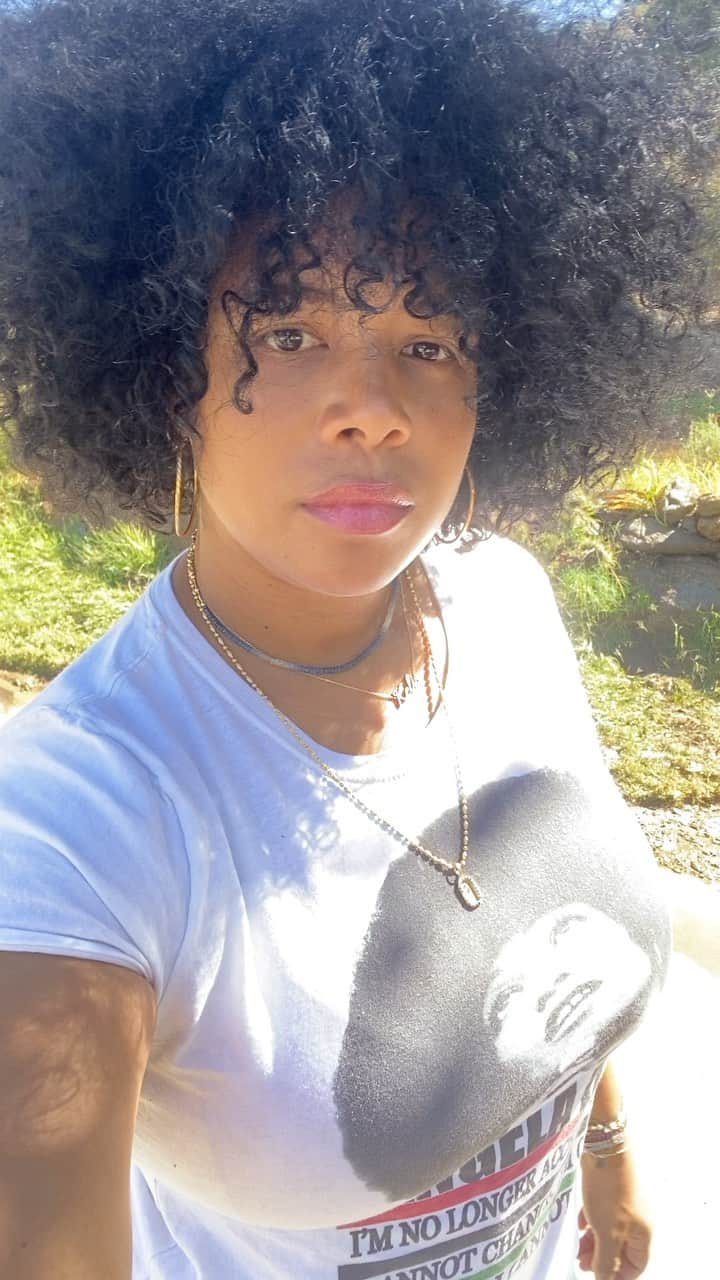 ケリスのインスタグラム：「GOLD MINE BOX SALE !!!! As I go through this rebuilding , wellness , regathering , snap back  journey . I've been curating specifically thoughtful ingredients for myself and sharing them with you ! As we approach this new season I'm excited to do this shift with you ! #sale #goodfood #healthylifestyle #cheflife #selfcare #wellness #snapback #joy #fitness #eatwell #spices #sauces #bipoc #farm #lovelife #fall #autumn @bountyandfull it's a lifestyle」