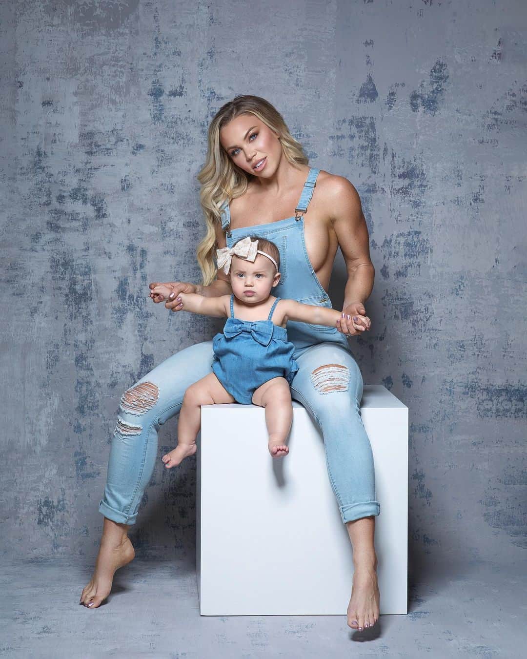 Lauren Drain Kaganのインスタグラム：「1, 2 or 3? @oxanaalexphotography ‼️PLEASE READ‼️ Thank you, my sweet Russian photographer! You calmed my nerves and captured some amazing shots of us! @ariaskyekagan was so good during her shoot! In all honesty, I so badly wanted to get photos of us when she was a bit younger but so many life events thwarted my plans to capture these sweet fleeting moments when she’s still my tiny baby. Covid quarantine prevented shoots, a terribly tragic family death that rerouted the course of my life, shifting me into a demotivated depression, anxiety & weight gain. I decided to devote my entire time to motherhood and a full time aunty over simply being a “ fitness model.” I was so harsh on myself to return to peak pre-baby shape that even during this photoshoot I didn’t know if I was lean enough or deserved to be “modeling” which is all SO CRAZY! We women and mothers are all so hard on ourselves! The POSTPARTUM BODY DYSMORPHIA is REAL! If any woman has felt she doesn’t “deserve” or desire to take photos with her baby, EFFF THAT!!! You totally DO DESERVE IT and you TOTALLY SHOULD! These moments are precious and fleeting and so worth capturing yourself as a loving doting mama and her angel baby. The condition of our bodies doesn’t matter and will return in time, but baby will only be baby for less than a year! Even though my life has drastically changed, I never knew how much I would value my priorities such as being a loving mother and an aunty. I highly encourage any mama to take photos with your baby sometime before the first year together to have these memories to cherish forever because I can already see her growing older EVERY SINGLE DAY. I want to cry when she sprouts more teeth, sprints down the hall in her walker, or tries to crawl like she did last night!! 😭😭. Mothering @ariaskyekagan is the most joyful, beautiful and fun thing I’ve ever accomplished and I am only getting started! This tiny little human has filled my heart with so much love and happiness. Im so thankful to you, my dear baby! I’ll love you forever! ❤️ @ariaskyekagan  *Oxana is located in Los Angeles, will provide wardrobe & amazing at  maternity & mama/baby shoots!**」