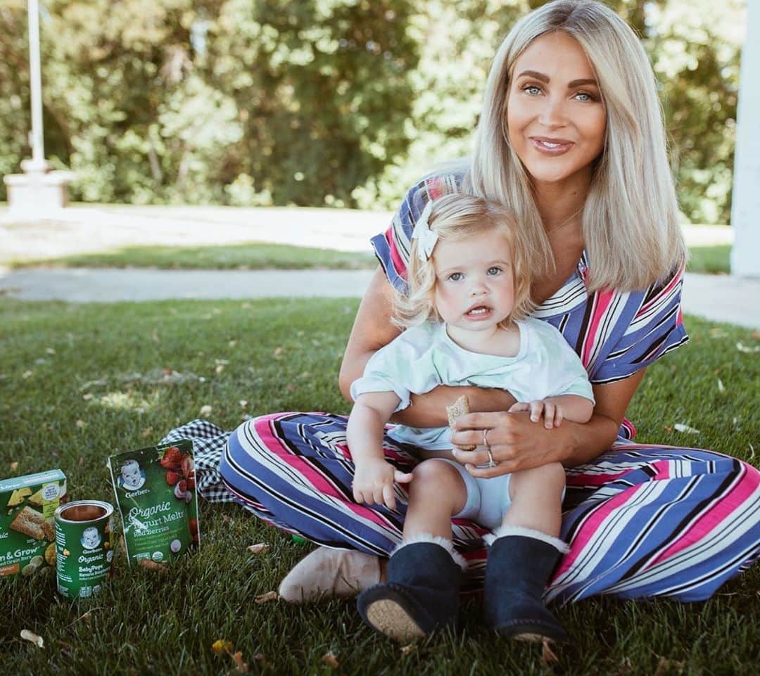 Cara Van Brocklinさんのインスタグラム写真 - (Cara Van BrocklinInstagram)「Let’s be real...is there any better than snack time? @gerber are Echo’s go-to snacks whether we are at home, at the park, or out and about! Not only are they tasty, they’re USDA Certified Organic. Peek my stories for more details about Echo’s favs! #AnythingforBaby #TheVillagebyGerber #ad  **Gerber BabyPops contain peanut. If it’s baby’s first peanut, make sure to check with your doctor before including them in snack time!」10月17日 5時33分 - caraloren