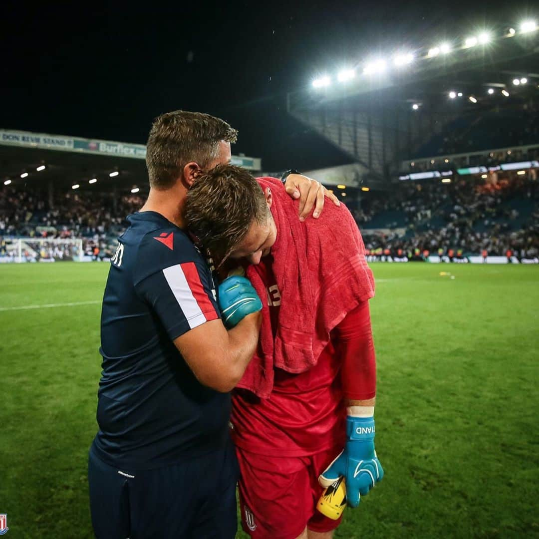 ジャック・バトランドさんのインスタグラム写真 - (ジャック・バトランドInstagram)「I don’t know what to say other than thank you to the people of Stoke and everyone associated with the club for the last 8 years, you’ve welcomed me and supported me through the ups and the downs and made me one of your own! i wish nothing but success for everyone at @stokecity and i hope that this season is the start of that! good luck, i’ll be watching. JB 🙌🏼❤️」10月17日 5時49分 - jbutland_