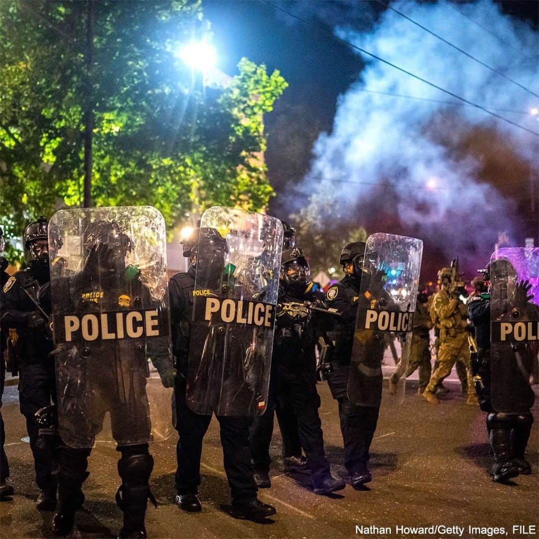 ABC Newsさんのインスタグラム写真 - (ABC NewsInstagram)「Portland, Oregon, and Oakland, California, sued the Department of Justice and Department of Homeland Security over the use of federal agents and officers in their cities during unrest and protests. ⠀⠀⠀⠀⠀⠀⠀⠀ The 50-page lawsuit accuses both departments of "unilaterally, unlawfully, and unconstitutionally" instituting a "law and order" policy and deploying federal agents to cities. More at link in bio. #protesting #policing #law #politics #abcnews」10月17日 5時50分 - abcnews
