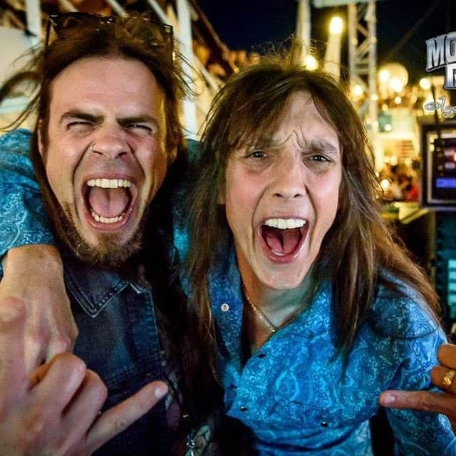 Queensrycheさんのインスタグラム写真 - (QueensrycheInstagram)「#fbf - Todd and Jeff Keith of Tesla having some fun aboard the Monsters Of Rock Cruise 🤘 (photo credit Igor RockXposure Vidyashev) #queensryche #flashbackfriday #morc #monstersofrockcruise #jeffkeith #tesla #goodtimeswithgoodpeople #memories #lotsoffun #hangingout #metalhorns #leadvocalists #talentedmusicians #bamfers #friends #friendship」10月17日 5時48分 - queensrycheofficial