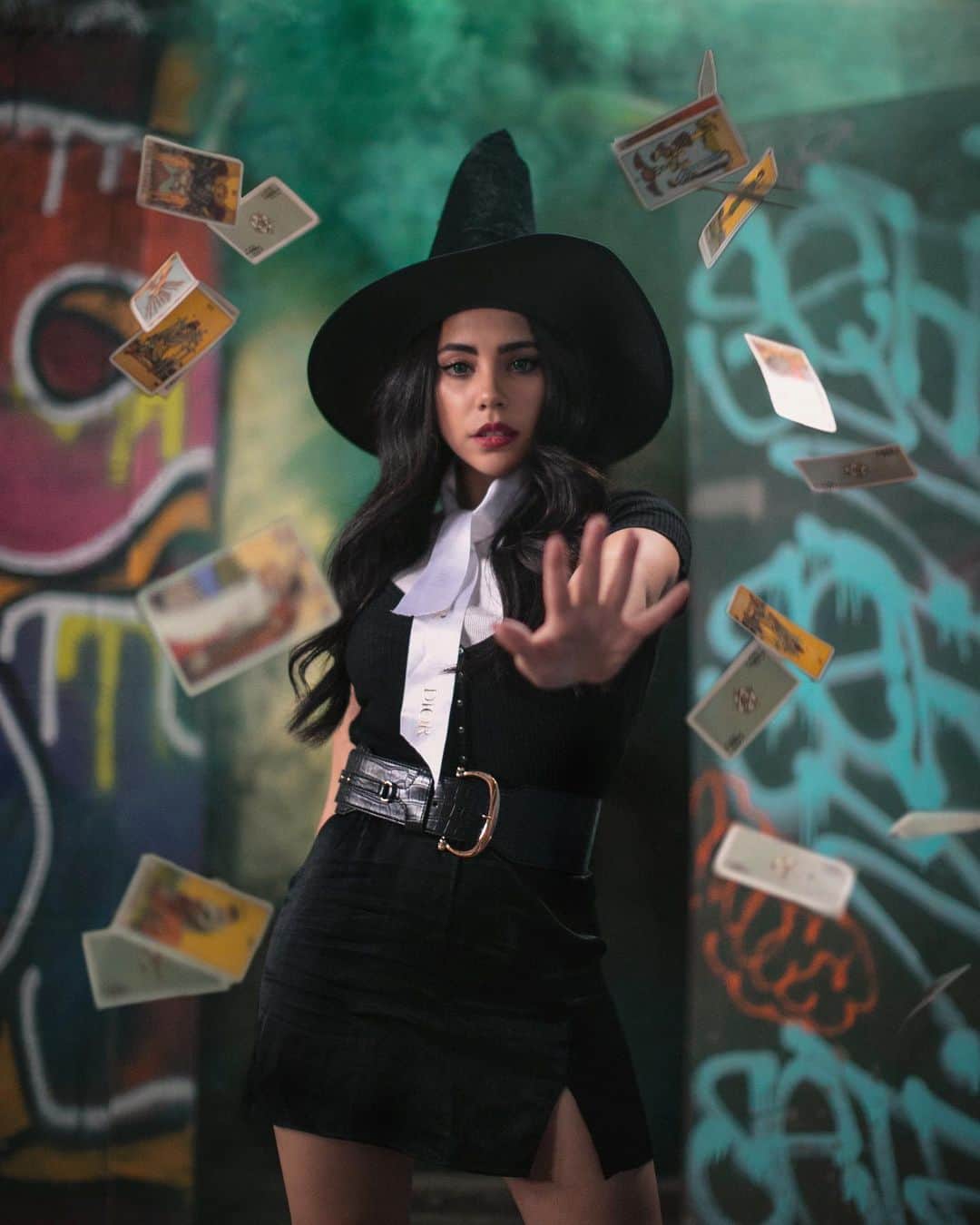 のインスタグラム：「Spooky Season🔮 ༝ Me encanta Halloween porque es una de las temporadas donde puedo jugar mucho más con mi creatividad. Disfruto ponerme retos y salir de mi zona de confort, y por eso este Halloween quise hacer unas fotos súper dark! Planeé esto por semanas y estoy demasiado contenta con el resultado! Cuál es su foto favorita: 1, 2, 3 o 4? ༝ Pd. Si quieren ver cómo hice estas fotos todo el detrás de cámara está en mi nuevo video en WhatTheChic! - Link en bio ༝ Thanks @markharrison4 for helping me shoot these!」