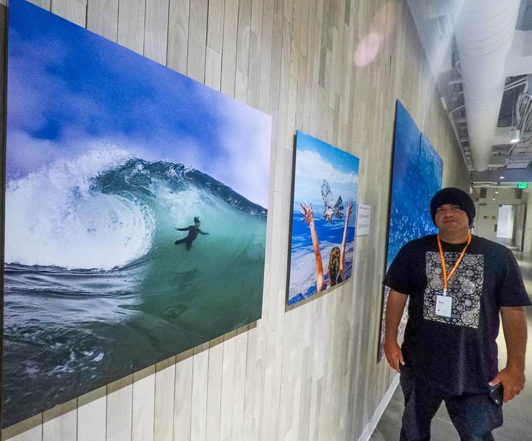 のインスタグラム：「This is a picture of me standing in front of my picture hanging in the @instagram corporate offices right around the time they incorporated the algorithm that cut me off from 90% of the people that followed me ... I was very critical of that yes because it effected me professionally but fundamentally I could just deeply feel what a dangerous principle it was that companies like Facebook/Twitter could hold the power to disconnect people who have chosen connection. In the world today we see just how dangerous that principle is as these social media companies are choosing what you can see or not see ... censoring content that doesn’t agree with their companies world views. Thanks to a thought shared by @joerogan today about how wrong that is as these are private companies who are facilitating our lines of communication much like the phone companies have been for decades it became clear why I always felt the way I did. Could you imagine if you were sharing an opinion while talking on the phone that Verizon didn’t agree with so they cancelled your call or banned you from talking to people? How would you feel? Do you realize this is exactly what they’re doing? This is scary big brother type shit and no privately held company should hold that power in a country that was founded on the right to speak and think freely.」