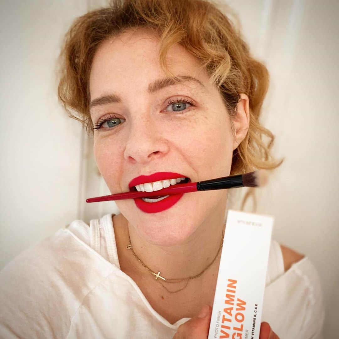 レイチェル・レフィブレさんのインスタグラム写真 - (レイチェル・レフィブレInstagram)「VOTE!!!💋💋💋 I don’t care if you use lipstick to fill out your ballot (you can’t legally do that tho 😉), JUST VOTE! Thank you @smashboxcosmetics (and the resplendent @loritaylordavis) who so generously donated to our @adopttogether #babyball last year! I won a gift-box of products at auction and was an instant fan! Not an ad, just love & gratitude to a company for helping children find their forever families and your reminder to VOTE 💋💋💋💋」10月17日 5時53分 - rachellelefevre