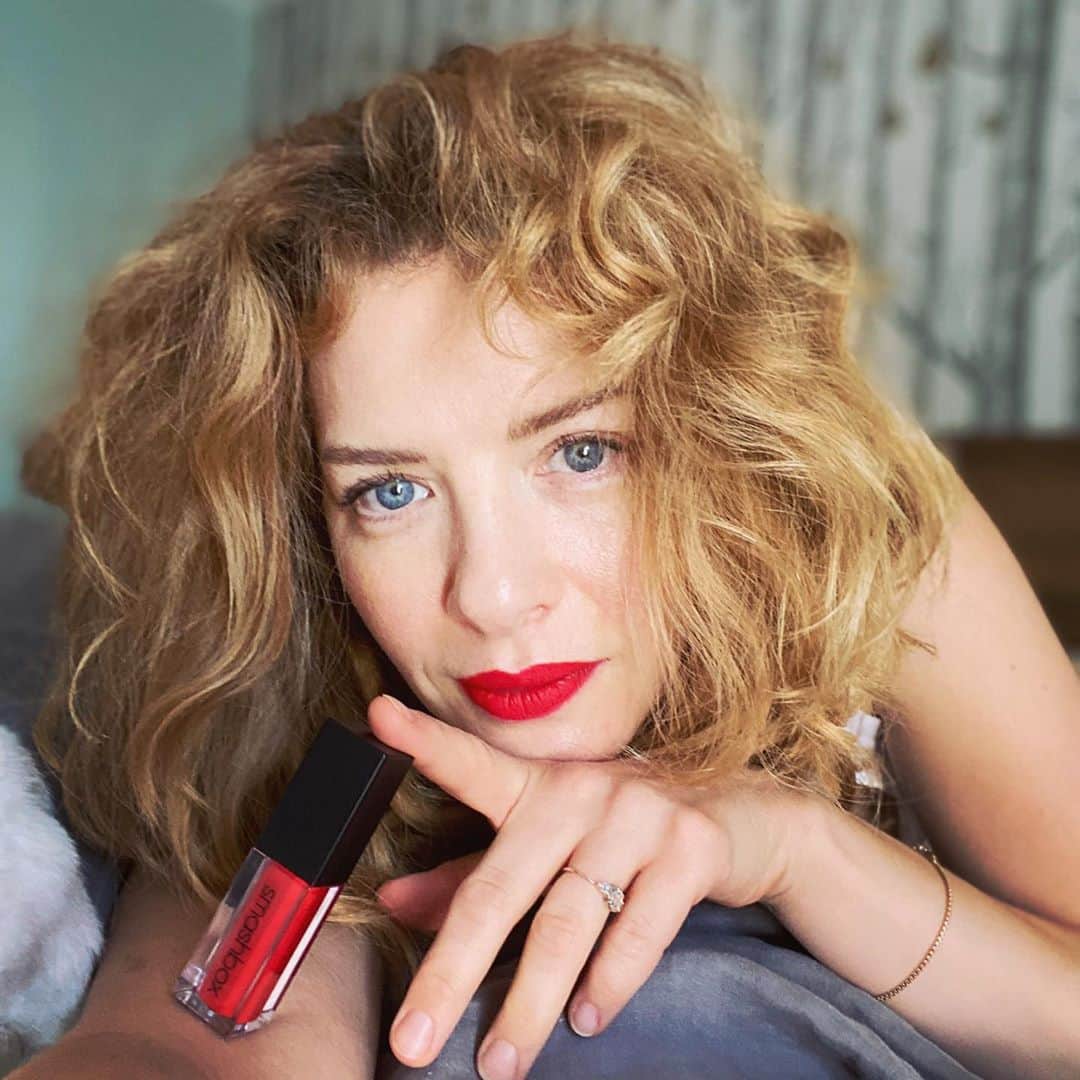 レイチェル・レフィブレのインスタグラム：「VOTE!!!💋💋💋 I don’t care if you use lipstick to fill out your ballot (you can’t legally do that tho 😉), JUST VOTE! Thank you @smashboxcosmetics (and the resplendent @loritaylordavis) who so generously donated to our @adopttogether #babyball last year! I won a gift-box of products at auction and was an instant fan! Not an ad, just love & gratitude to a company for helping children find their forever families and your reminder to VOTE 💋💋💋💋」