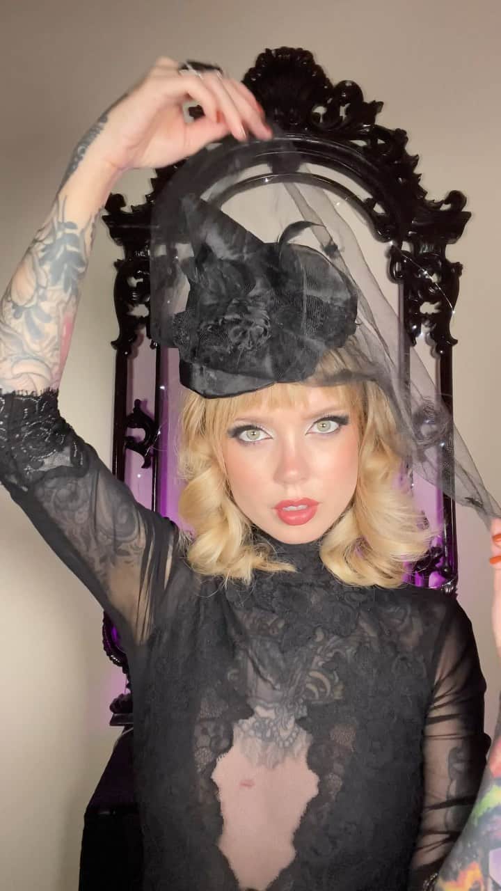 サラ・Xのインスタグラム：「By now you probably know I’m an #IPSYPartner & this month I used products you could get in your October IPSY membership to create this witchy lil pinup look and I hope you have as much fun watching this as I did making it! Let me know if this look is something you’d try for your socially distant Halloween this year 🎃✨     Here’s a list of the products I used in order:  @lovecraftbeauty Basic Rituals Palette  @lauramakeuplabs Queen Blending Brush  @itcosmetics Lash Blowout Salon Volume Lift Mascara  @ofracosmetics Blush in Charm  @kissandsmink Lip Crayon Pen in Marietas  @ciatelondon Fierce Flicks Eyeliner in Black  @juliettehasagun Vanilla Vibes Eau De Parfum  @barefootvenus Vanilla Effect Instant Hand Repair     Be sure to follow @ipsy for some more #IPSYMagic in the form of giveaways, tutorials and more! #halloween2020 #halloweeninspo #halloweencostumeideas」