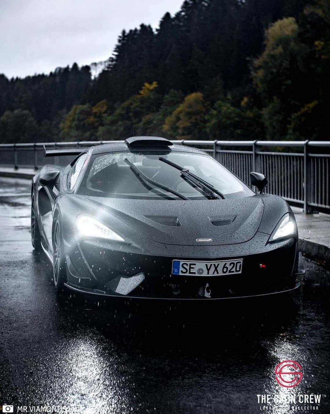 CARLiFESTYLEさんのインスタグラム写真 - (CARLiFESTYLEInstagram)「McLaren 620R In the rain! 🔥 Owner @thesatincrew #carlifestyle」10月17日 6時04分 - carlifestyle
