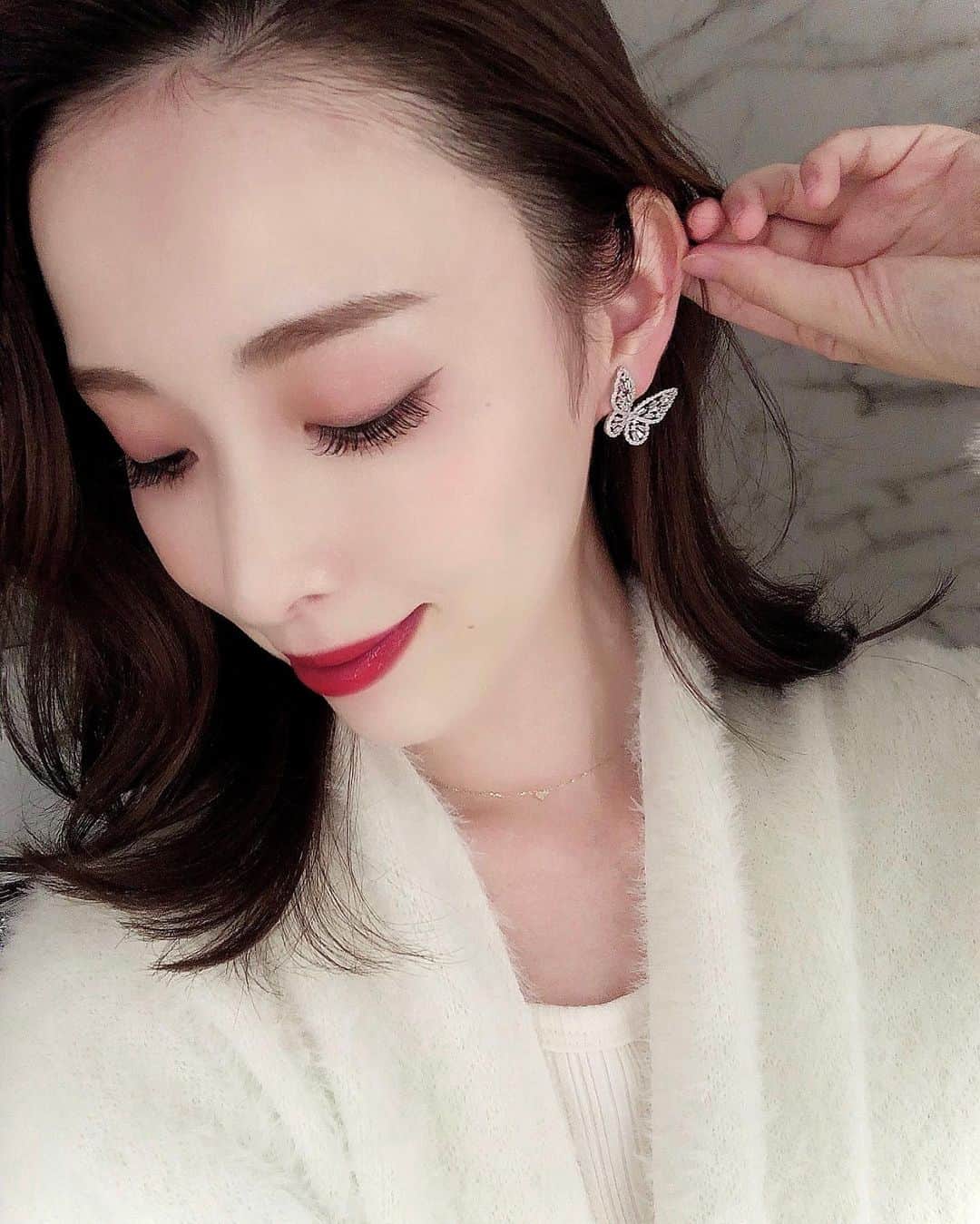 瀬戸早妃のインスタグラム：「🦋 お問い合わせ沢山頂いたバタフライピアス.  本日20時〜発売です😌  . #montrésor #モントレゾール」