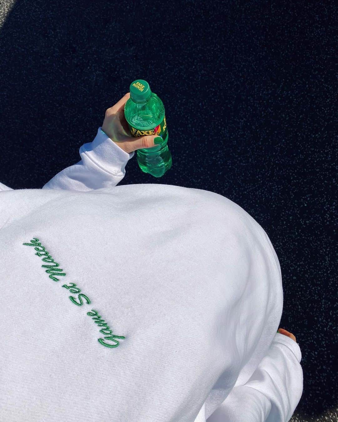 ペニーレ・タイスベックのインスタグラム：「Are you also having trouble seeing my sneakers?👀🏀」