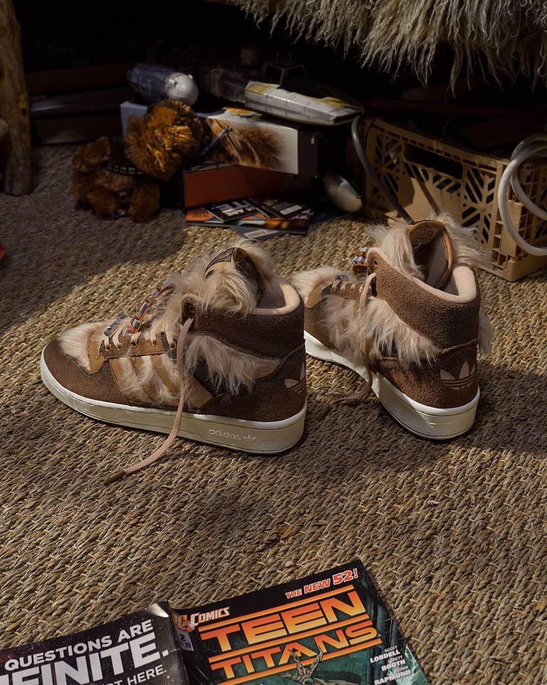 のインスタグラム：「We complete the series by honouring the unquestionably loyal 7’5” Wookiee, Chewbacca. The Rivalry Hi features strands of light brown hair that cover the shoe’s upper, meanwhile, an additional tongue trinket serves as a nod to the belt he wore during Star Wars: The Empire Strikes Back. Arriving at adidas stores and adidas.com from October 22nd.⁣ ⁣ See more at adidas.com/Star_Wars  #adidasStarWars」