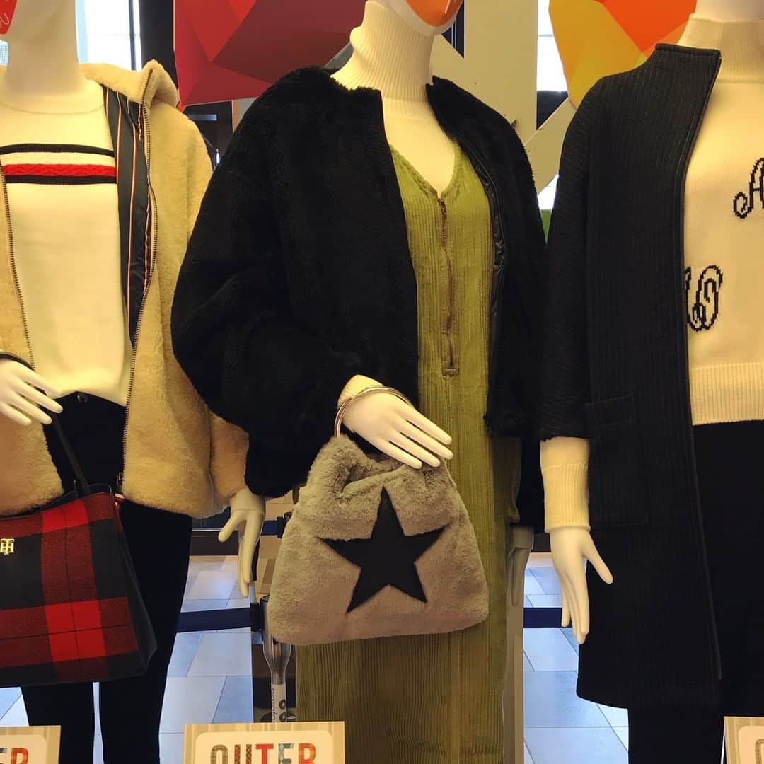 のインスタグラム：「. “アウターコレクション” お気に入りをみつける、 ならファのイチオシアウター . . 1F BEAMS . ✨フリースジャケット　¥16,280✨ . タートルネックトップス　¥8,580 （RED CARD）別注ワンピース　¥27,500 （MOHI）ZIPショートブーツ　¥21,780 リングBAG　¥5,390 ※表示価格は税込価格です。 . . ＜Champion＞の中でも人気の高いシェルパフスリーブを使用した別注のブルゾンが登場。 とても軽く柔らかな着心地で、 デザインもシンプルなのでシーンを選ばずに幅広く愛用できます💯 . . . #outer  #outerwear  #アウター #アウターコーデ  #ならファミリー #ならファ #narafamily #narafa #大和西大寺 #奈良 #autumn #shopping #fashion #おしゃれさんと繋がりたい  #beams #フリースジャケット #ジャケットコーデ」
