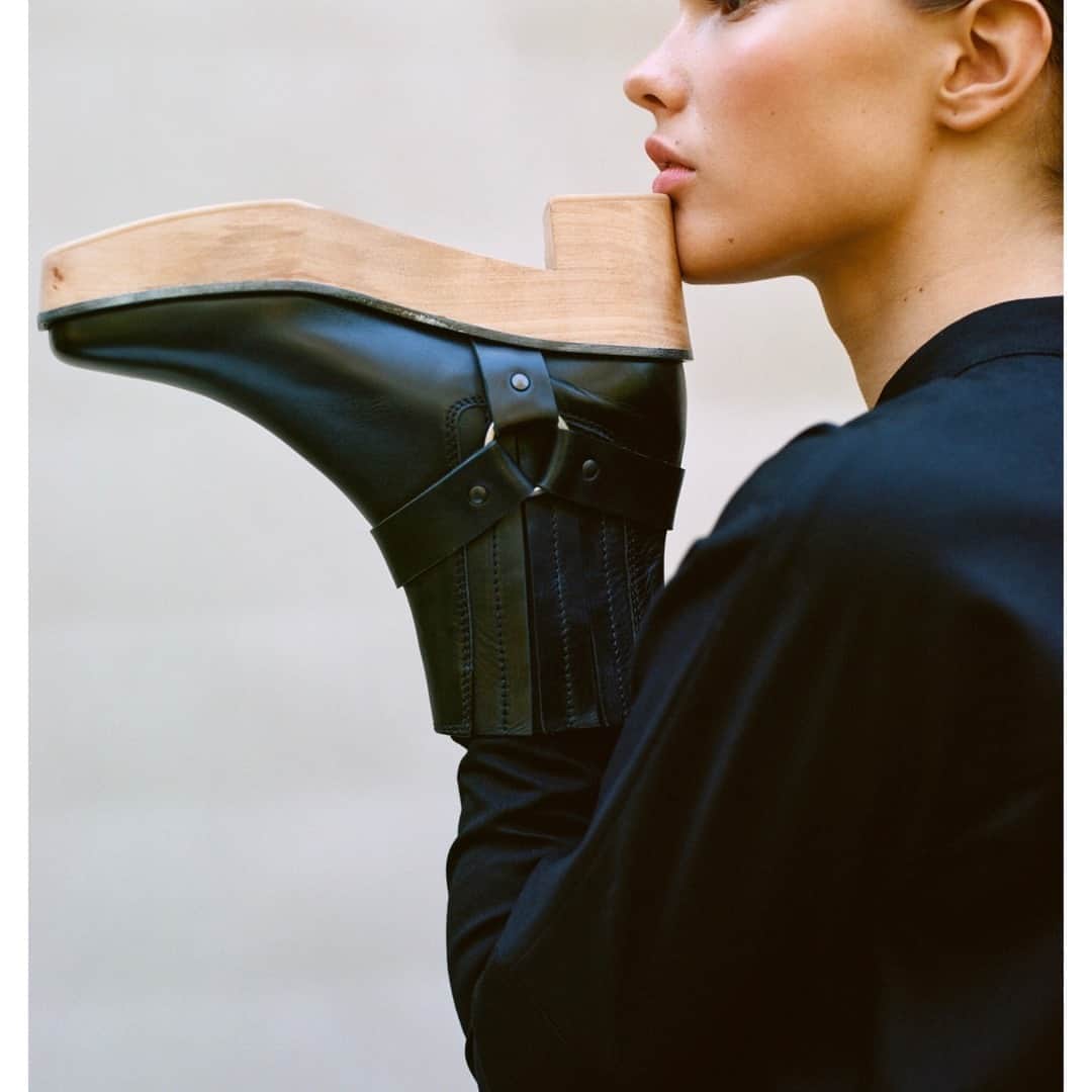 テーリポルキのインスタグラム：「Artur stirrup clog available in black and brown 🖤🤎 .⠀⠀⠀⠀⠀⠀⠀⠀⠀ Photo credits:⠀⠀⠀⠀⠀⠀⠀⠀⠀ @veikkokahkonen ⠀⠀⠀⠀⠀⠀⠀⠀⠀ @claudiacifu⠀⠀⠀⠀⠀⠀⠀⠀⠀ @kampgarden  . ⠀⠀⠀⠀⠀⠀⠀⠀⠀ #TERHIPÖLKKI #terhipölkkistore #kämpgarden #scandinaviandesign #finnishdesign #sustainable #sustainablefashion #designfromfinland #finnishfashion #footwear #shoes」