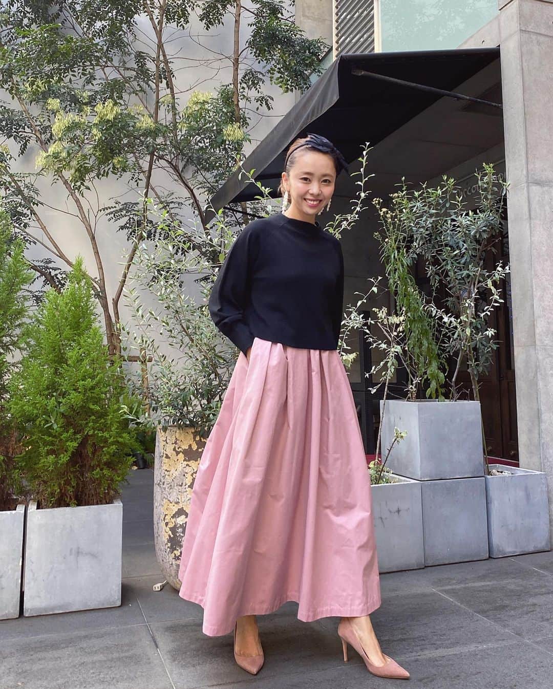 のインスタグラム：「・ #akiron_verofonna one piece coordinate3️⃣👗💕(color:PINK) @verofonna  (来週予約販売開始予定) ・ ・ こちらはPINKです♡ DOT.BLACK.PINKの3色展開となります。 ・ 私、歳を重ねるにつれてピンクがもっと好きになってきていて、ピンクアイテムを身につけるとやっぱりとてもhappyな気分にしてくれるなって思います💕 このピンクは、少し青みがかったとっても綺麗な色味で、絶妙に上品な大人ピンクの生地を選べたなって思っています。 ・ ピンクは、昨日ご紹介したブラックと同じ生地で、少し光沢があるタフタのような感じです。 このコーデでは、ヒールで合わせてみましたが、カジュアルにペタンコやスニーカーとももちろん合います♡ ・ 淡いカラーのニットと少しカジュアルに合わせたコーデも撮りたいなと思ってます💕 ※私が着ているものはサンプルとなります 実際はスカート着丈2.5cm短くしています。 ※スカートのウエスト部分のサイドのタックもう少し少なくなります。ウエスト部分の広がりを抑えるため _________________________________ #akiron_verofonna #reverofonna #verofonna #ヴェロフォンナ #コラボ企画 #コラボ #コラボ商品」