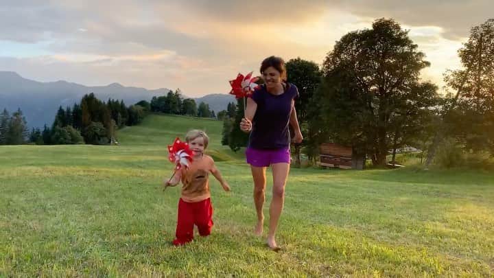 のインスタグラム：「Those days, despite the cold and wet weather and scars on my belly, I feel a very warm sensation inside of me. Full of love, kindness and lightness.  Similar to what I felt in this video. Playing with my godchild Noe during a warm night in Switzerland last august.  I was overwhelmed by all your lovely messages due to my surgery. I trust life more then ever and I can’t wait to see where all of this going to take me. Thanks to all of you 🙏  #lovelife」