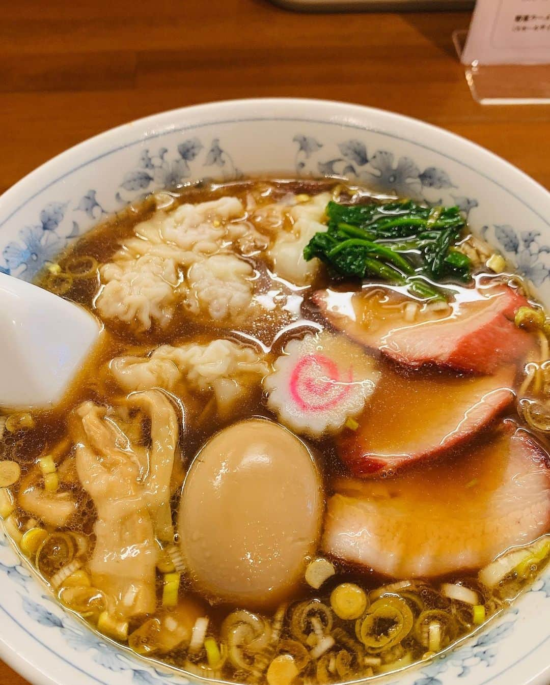 王理惠さんのインスタグラム写真 - (王理惠Instagram)「澄んだスープに細麺🤩超タイプ🍜❤️注文ごとに包むワンタンはふんわり😭👍#細麺部#横浜#元町#ラーメン#部員募集中#部長はみちこさん😁」10月17日 15時32分 - rieoh19700307