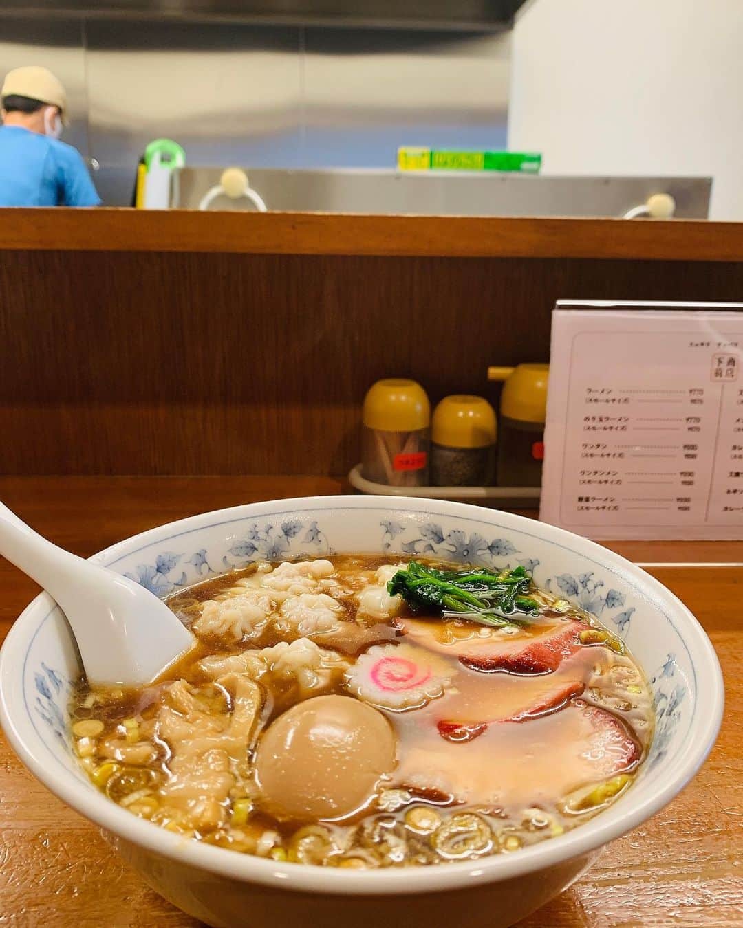 王理惠のインスタグラム：「澄んだスープに細麺🤩超タイプ🍜❤️注文ごとに包むワンタンはふんわり😭👍#細麺部#横浜#元町#ラーメン#部員募集中#部長はみちこさん😁」