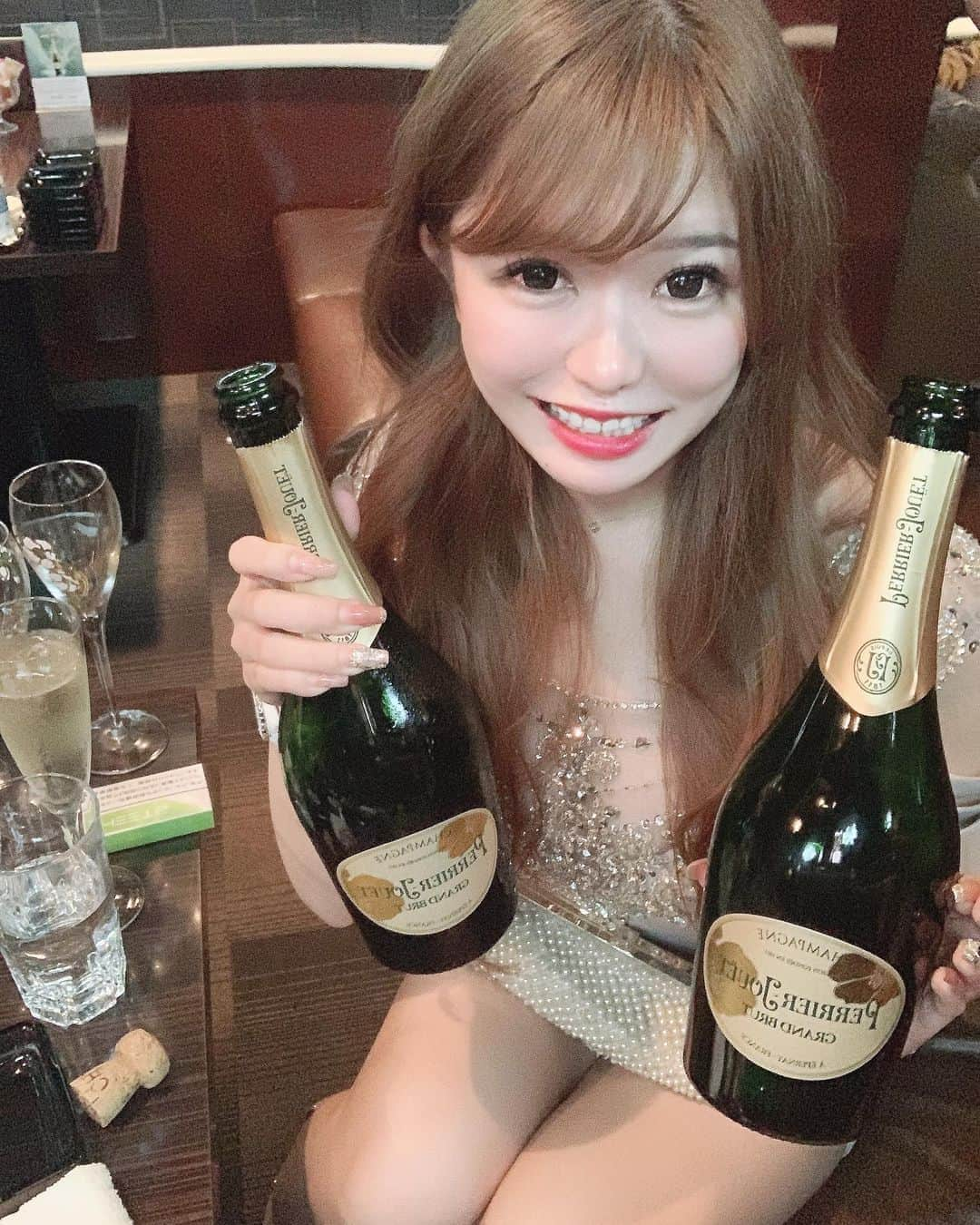 愛咲えれなさんのインスタグラム写真 - (愛咲えれなInstagram)「.. . 今月のイベントシャンパン🍾🥂💓 PJ❤️ 飲みやすくておいしい🥰 35000円です🙆‍♀️✨✨ . 大阪府大阪市中央区東心斎橋2-3-17 パピヨンビルB1F . Club IRIS 愛咲 えれな  . #愛咲えれな #きゃばきゃば #撮影 #キャバ嬢 #iris #キャバクラ #クラブ #ミナミ #北新地 #宗右衛門町 #ポケパラ #指名 #えれな #シャネル #バースデーイベント #シャンパン #アルマンド #踊れるキャバ嬢 #踊れるキャバ嬢といえばえれな #イリス #ホステス #いいね返し #キャバ #ソウメイジャパン #ベルロゼ　#クラブイリス #黒髪ロング #フォロー増やしたい」10月17日 15時43分 - erechan.2