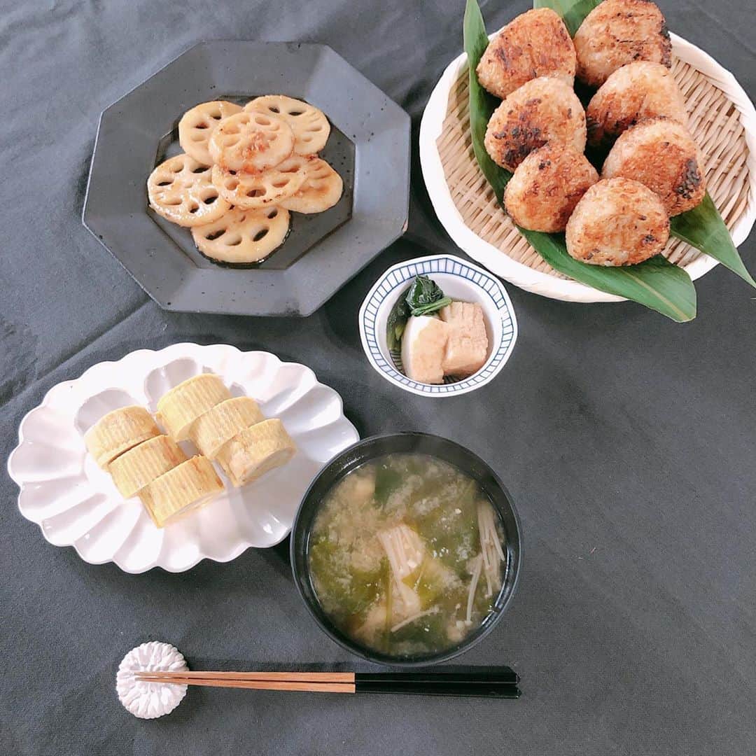 小畑由香里のインスタグラム：「✤  今日の昼ご飯  息子のサッカーは雨の為、 試合がなくなり 練習に⚽️  メニューも若干変えて。  卵焼き作ってる間に ちょっと焼きすぎちゃった 焼きおにぎりは 我が家の定番 秋田のお醤油 味どうらくの里で。  味噌汁は なるべく色々な具材を入れて。  冷凍野菜や冷凍きのこは すぐに使えるから とっても便利。  出来上がって分かったけど 色味が寂しすぎた…な。  しかし寒すぎる…。 今夜は鍋に決定だ♡ 出来るだけ鮮やかにしてみよ〜  #yukariのcucina #焼きおにぎり#味どうらくの里#我が家の味#slcreations #無添加#安心安全#飛騨産ほうれん草」