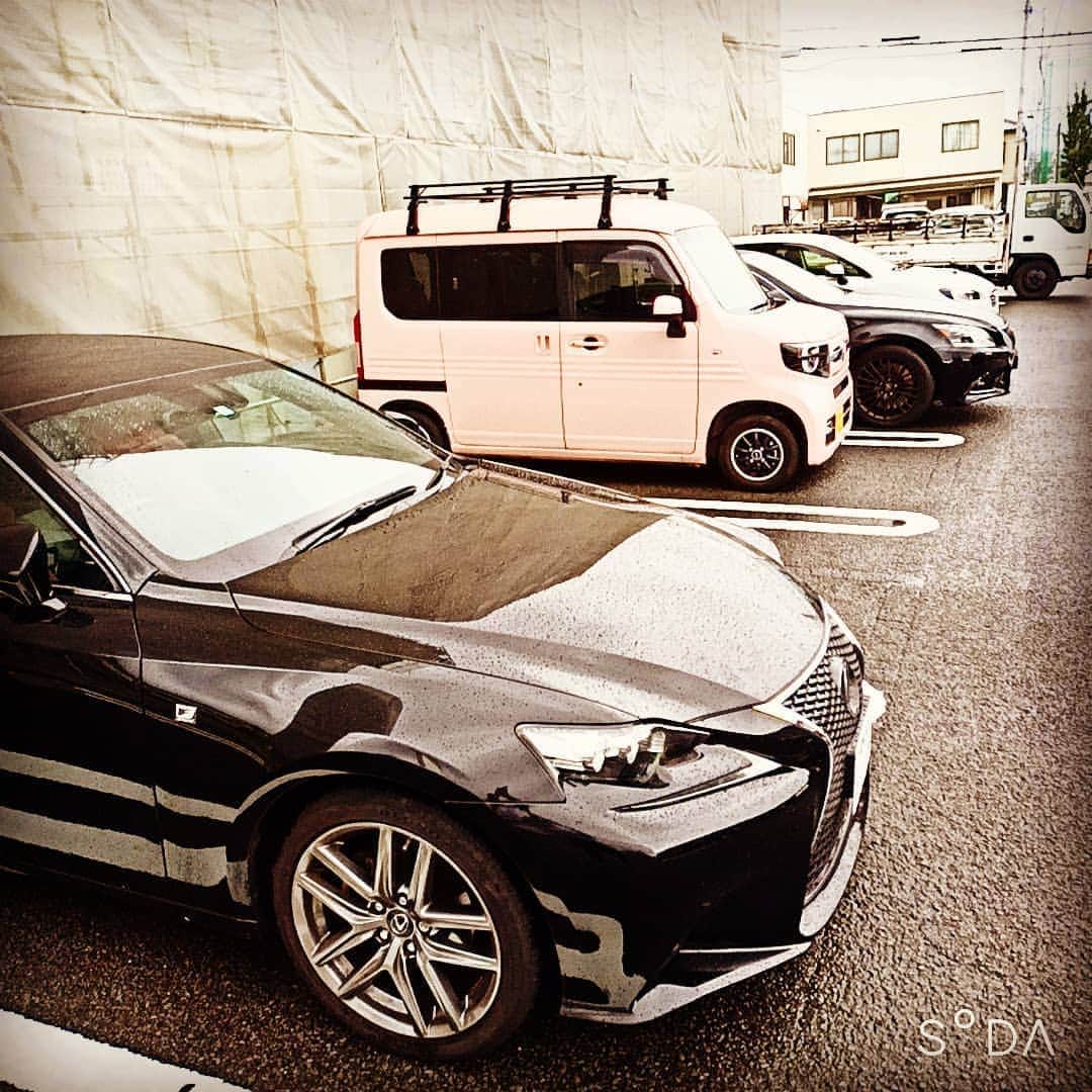松本隆博のインスタグラム：「。 高級車の黒レクサス に挟まれた、マイ愛車 n-van(˙◁˙)(￣▽￣;)。  オセロだったら僕の車も 黒レクサスになるはずだ。 (^○^)  さ、花の森ホテルにいざ！ (~0~)」
