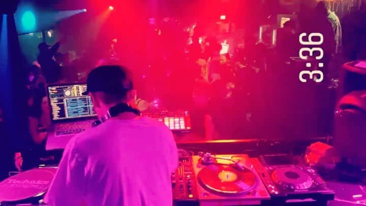 のインスタグラム：「昨夜 @kyotochambers  背後に何かいるなと 振り向いたら @dj_masaya やった😂  Thank you for last Friday.  #kyotonightlife #kyotoclub  #kyotonightclub #kyotonight  #djsancon #internationalparty  #essentialkyoto #essentialjapan」