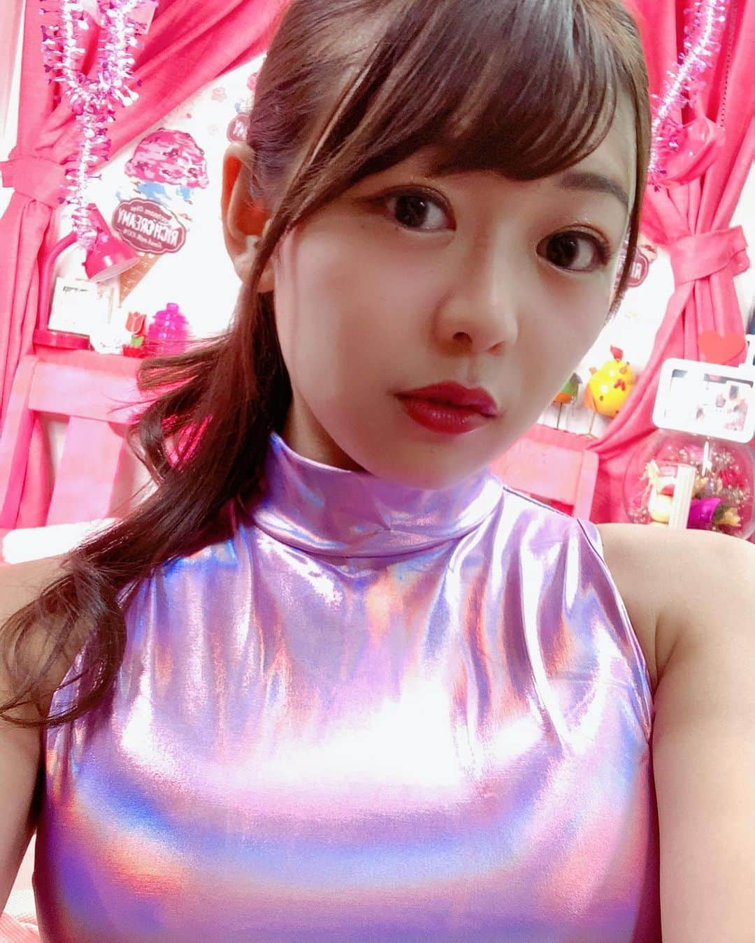 織田唯愛のインスタグラム：「今日、スタジオから借りた水着 前後ろ、反対に着てた😂😂😂 . Tバックみたいになってた😂😂 . サプラーーーイズwwww . . 午後は、ちゃんと正しく着たよー🎶 . こういう水着って、アニメ感あって すきかも！！！ . あと、背景がガーリーで可愛い！！ . . . 明日は、大阪で仕事がんばります！ . . そして、現在。。。 #goldexmobile さんの イメージガールオーディション SHOWROOMさんでしてます！ . 覗きに来てちょ(๑♡ᴗ♡๑) . . #2日に1回天然発揮 #明るい天然 #織田唯愛 #グラドル自画撮り部 #インスタグラビア #競泳水着 #グラドル #グラドルはお尻で勝負 #女優」