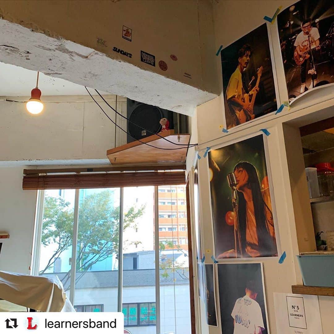 のインスタグラム：「福岡TRESOL 写真展やってます！ #Repost @learnersband with @make_repost ・・・ LEARNERS PHOTO EXHIBITION TOUR LEARNERS+YUKIKO ONO 福岡 @tresol_jp にて。 写真展2日目OPENしました。  今はライブで皆さんに会う事が難しいので写真展を企画しました。毎年6月に東京のキットギャラリーで企画している小野由希子さんによるラーナーズの写真展の巡回展です。写真の中に収まりきれないようなラーナーズの動きをいつもしっかりと追ってくれた小野由希子さんの写真を是非観に来てくださいね。  感染症対策もバッチリにしてお待ちしております。ご来場の際は必ずマスク着用でお願いいたします。  10/16(金)~10/18(日) 福岡 Cafe Bar TRESOL 福岡市中央区警固1-13-1 ARK KEGO 3F 16日(金) 16:00~23:00  17日(土) 15:00~23:00   18日(日) 16:00~21:00」