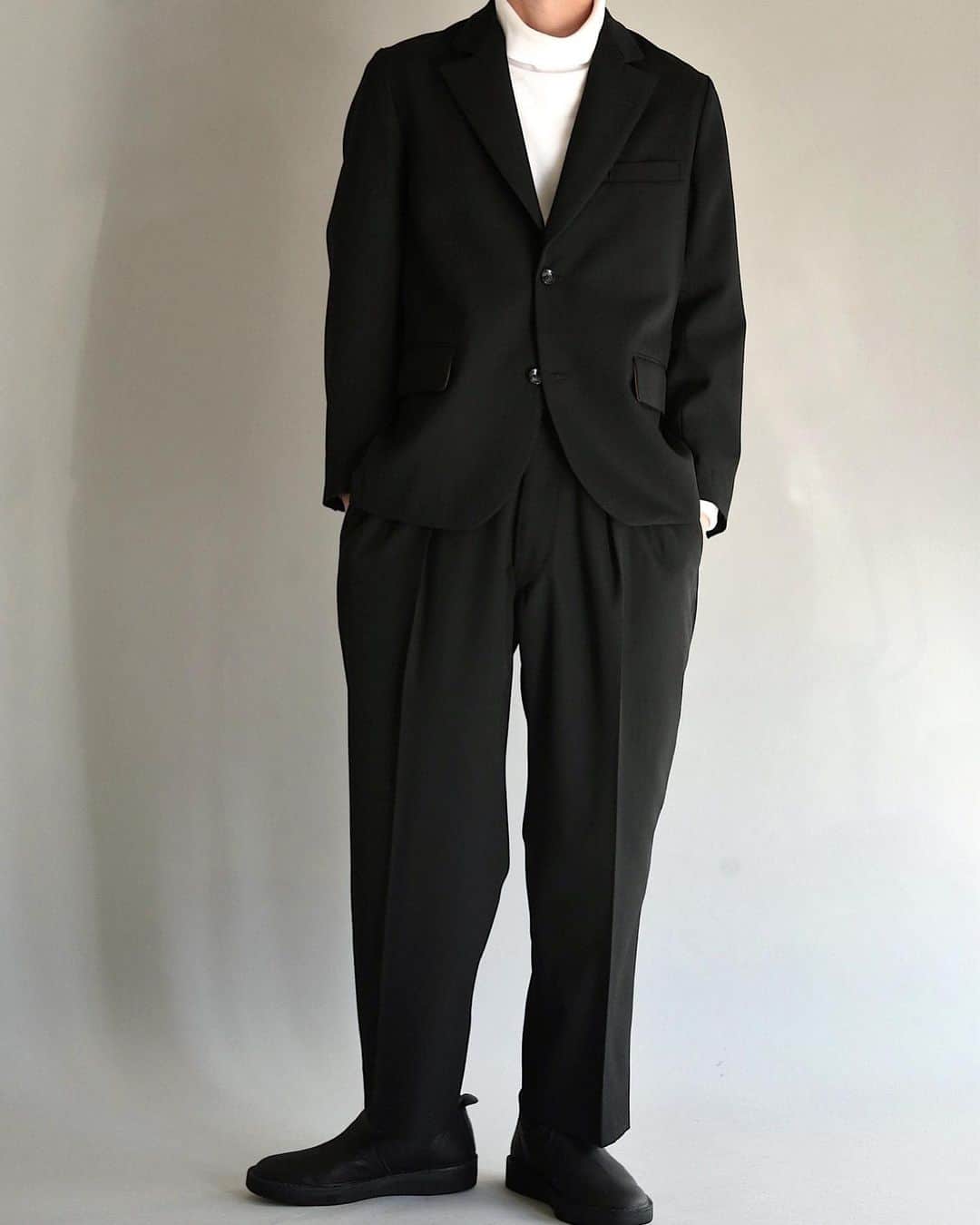 のインスタグラム：「. . . . AN076 WOOL TAILORED EASY JACKET  BLACK . AN077 WOOL TUCK WIDE PANTS BLACK . . . @anachronorm262 . . . @balanceokayama @anachronorm_context_gallery . . . #anachronorm #contextgallery #nakameguro #balanceokayama #okayama」