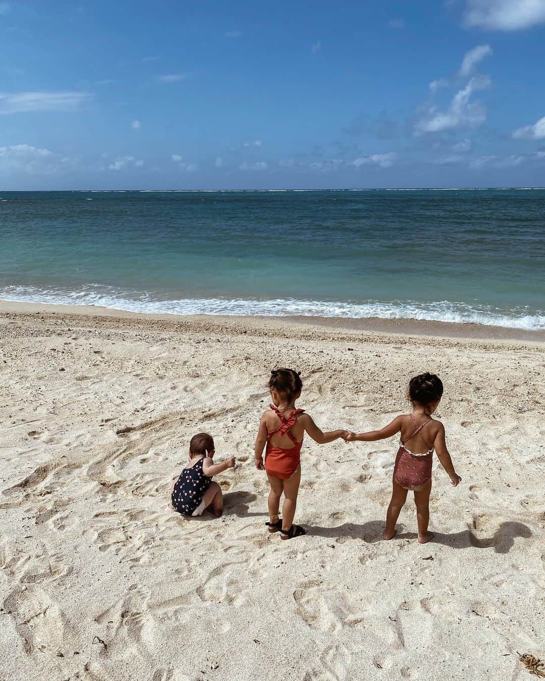 里見茜さんのインスタグラム写真 - (里見茜Instagram)「沖縄で更に仲が深まった3人の子供達🌺 沖縄の人は本当に優しい人達が多くてこっちも暖かい気持ちになる。  子供達の環境には凄い良いんだろうな〜。 またみんなで行こうね🌴  #ありがとう #沖縄」10月17日 15時50分 - satomiakane