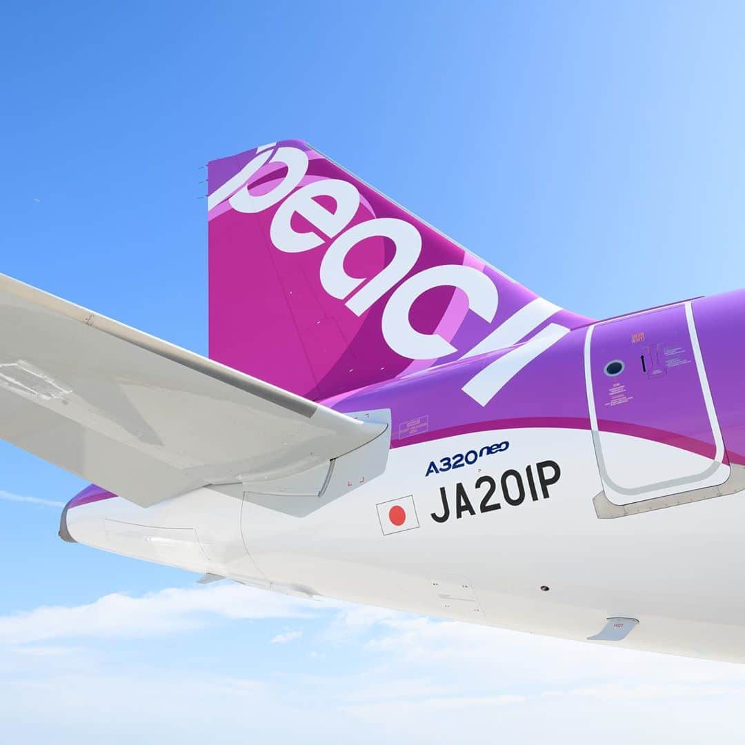 ピーチ・アビエーションのインスタグラム：「「こんにちは！A320neo(ネオ)です✈️」 昨日、関西空港で、9月末に新しく仲間入りをしたA320neoをメディア公開しました！ . この新機材の特徴は、なんといっても、燃費の良さ！ 日本の航空会社での採用は初となる新世代エンジンを選んだことで、今みなさまにご利用いただいているPeachの機体・A320ceo（セオ)よりも、約20％燃費が向上し、環境に優しくサステナブルな運航が実現します。 . さらに、客室レイアウトも進化しました！ 今までと同等の座席スペースを保ちつつ8席多い、188席仕様に。 みなさまにご好評をいただいている、背もたれが15度倒れた状態で固定された「プレリクライニングシート」を引き続き採用し、快適な空の旅をお過ごしいただけます。 . さらにさらに、座席表示にも注目です。 指定された座席がどこにあるのか一目でわかるように、座席表示を大きく立体的にし、色あいも工夫しました！ . 客室乗務員や整備士、Peachのブランディングチームが集結し、熱い議論を交わしながら選んだこだわりの座席表示で、みなさまをスムーズに座席までご案内できるようになります。 . A320neoのデビューは、いよいよ来週末の10月25日（日）✨ . ▶️大阪（関西）－札幌（新千歳） ▶️札幌（新千歳）－仙台 ▶️仙台－大阪（関西） . 線での運航を予定しています。 . . 早くみなさまを乗せて、いろいろな旅先へ一緒に行きたいな♪と思っているA320neoです。 Peachが就航する空港にいらした際はぜひ探してみてくださいね🍑 . . #peachaviation #fly_peach #airplants #a320neo #kix #lcc #飛行機 #飛行機写真」