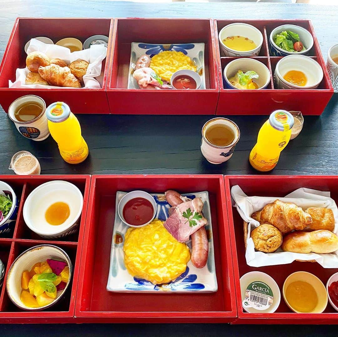 三浦マキさんのインスタグラム写真 - (三浦マキInstagram)「Hoshinoya Okinawa.  ご質問の多かった星のや沖縄。  2020.7月にできたばかりで、琉球時代をオマージュした石垣の中に低層の部屋が幾つも連なる様式。  お部屋にはキッチンが付いており、食事はお部屋でオーダーする事もできますが…食事は地元のスーパーなどで調達し、自分達で調理するのがオススメ✨  そしてワーケーションに良さげなので、最低でも三泊必須です◎  #Hoshinoya#Hoshinoyaokinawa #星のや沖縄 #星のや#旅#旅行」10月17日 16時01分 - makimiura__la