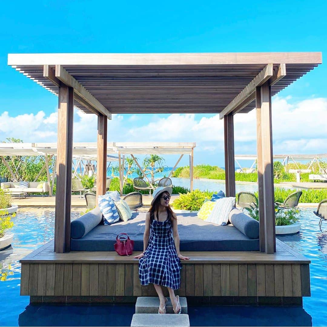 三浦マキのインスタグラム：「Hoshinoya Okinawa.  ご質問の多かった星のや沖縄。  2020.7月にできたばかりで、琉球時代をオマージュした石垣の中に低層の部屋が幾つも連なる様式。  お部屋にはキッチンが付いており、食事はお部屋でオーダーする事もできますが…食事は地元のスーパーなどで調達し、自分達で調理するのがオススメ✨  そしてワーケーションに良さげなので、最低でも三泊必須です◎  #Hoshinoya#Hoshinoyaokinawa #星のや沖縄 #星のや#旅#旅行」