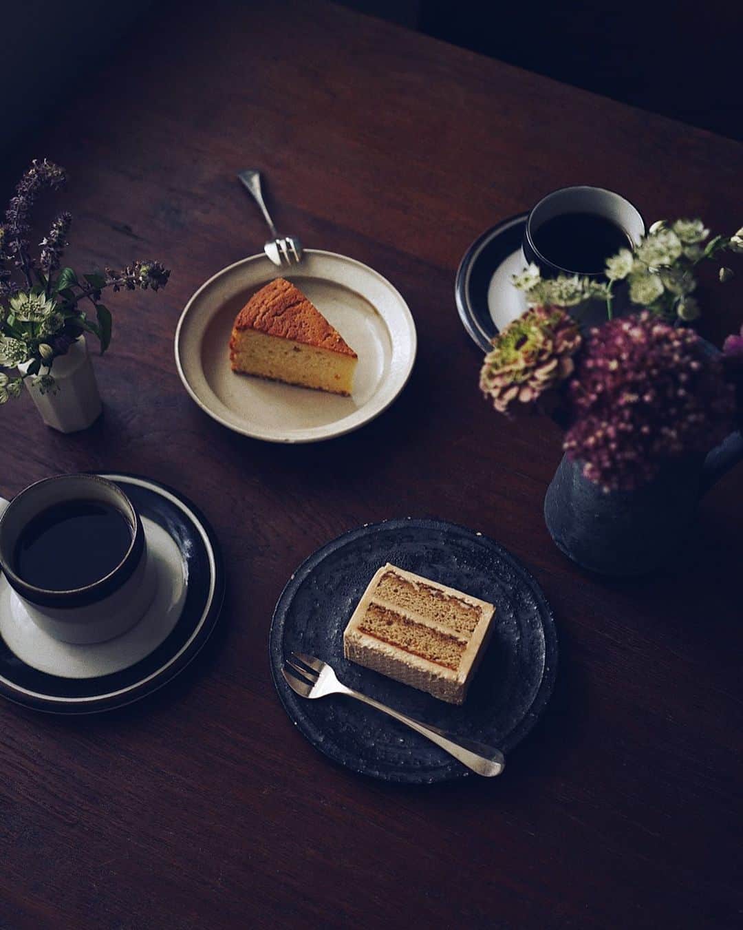 美紀のインスタグラム：「Saturday's sweet time  SAVEURへ  モカとラムのガトーア ラ クレームと 塩のきいたバター風味の ガトーオーブル  ラムがとても好み◎  珈琲はTさんのライド土産 RED POISON COFFEE ROASTERSの Colombia El Paraiso Double Anaerobic  ライトロースト  友人からいただいたお花も記念に 初α7lllショットは 雨の土曜日の 美味しいひととき  #miki_home #miki_life #SAVEUR #YAECA #denenchofu」