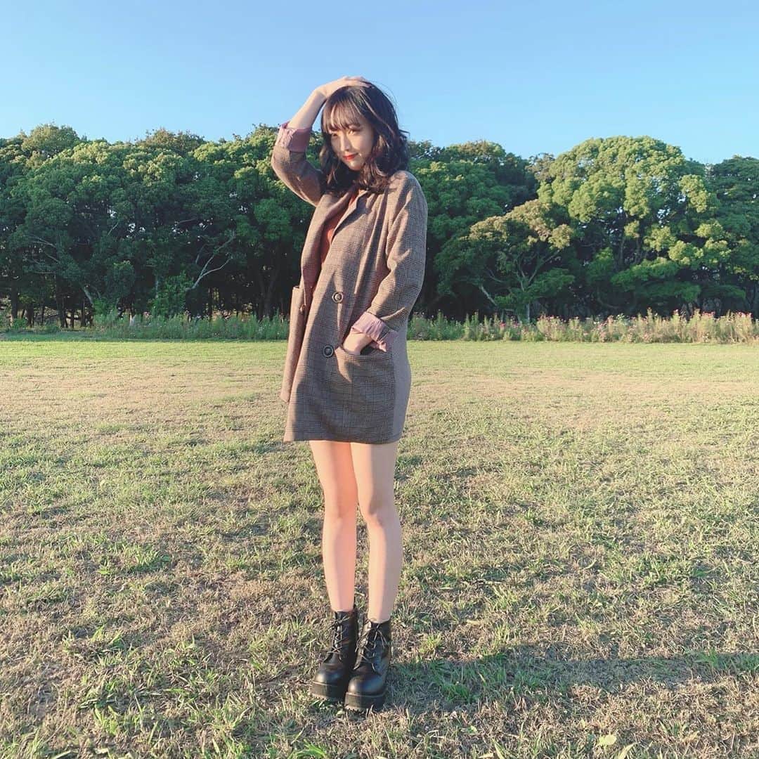 のインスタグラム：「秋だね🍁  #ottdfashion #ootd #ootd4nylonjp  #setup #fashion #fashiongram  #セットアップ#チェックセットアップ  #公園#公園少女 #公園フォト」